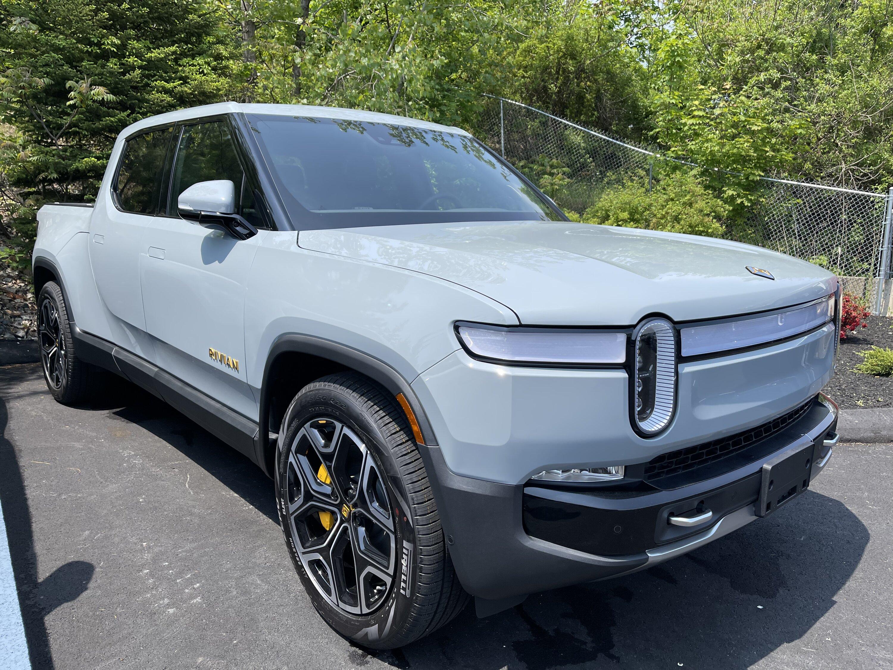 Rivian R1T R1S LIMESTONE R1T Photos 5D31D1FB-91AD-40AB-A842-B75300E81127
