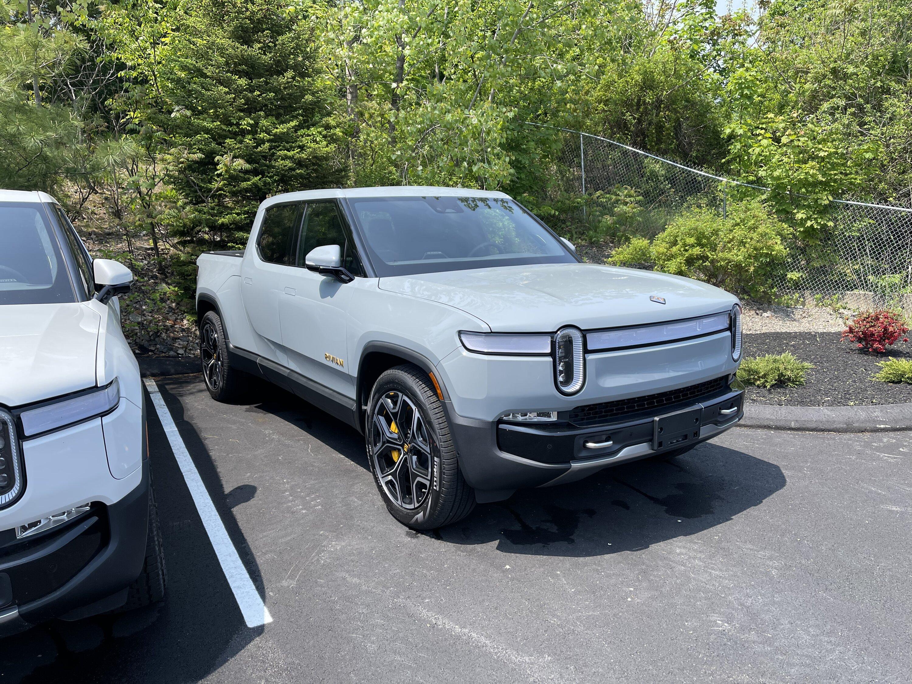 Rivian R1T R1S LIMESTONE R1T Photos 9337E2A6-976F-4DBA-91C0-216D72785293