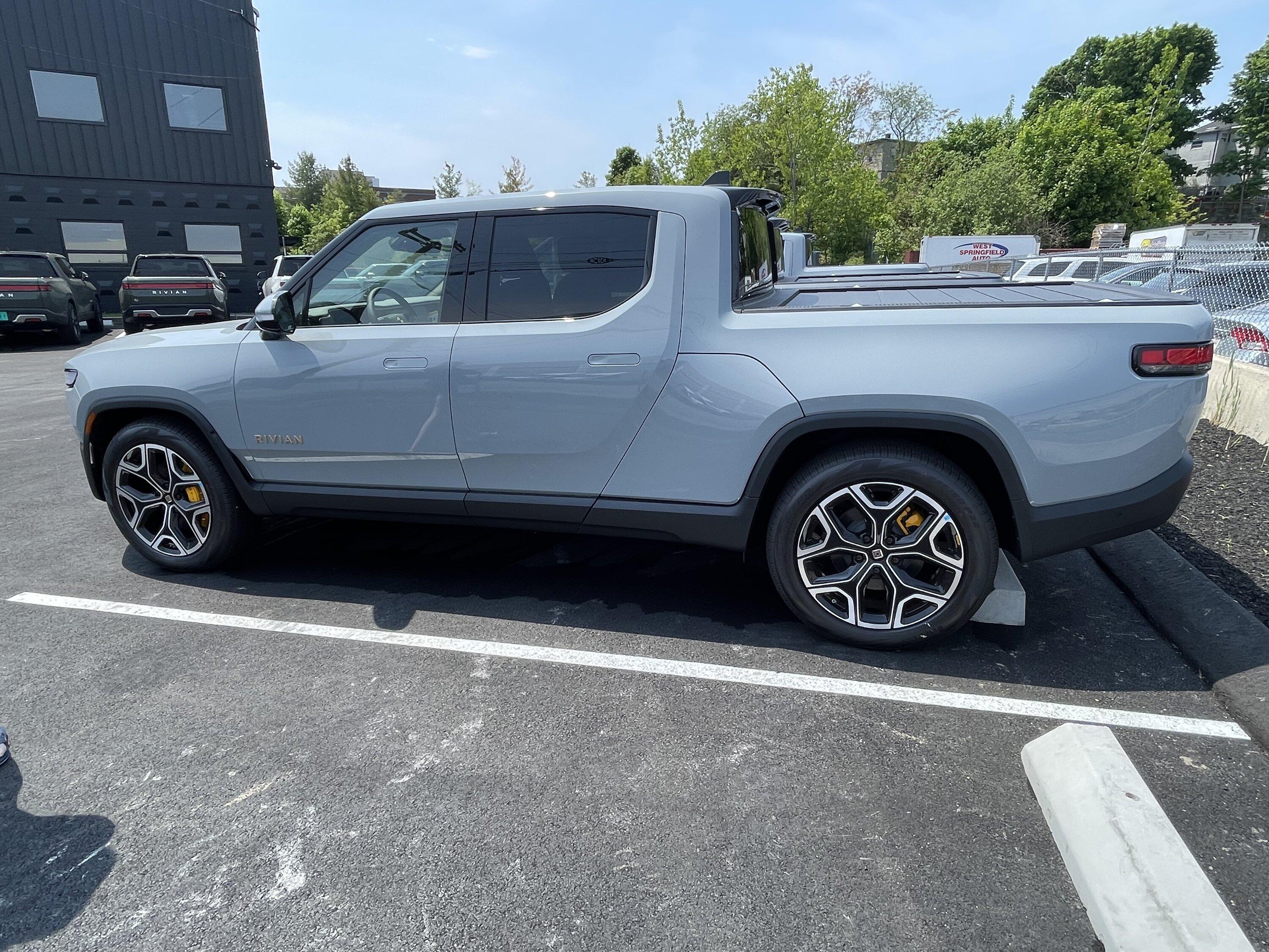Rivian R1T R1S LIMESTONE R1T Photos 3E6F6A74-7EF3-4CEE-8320-5CD81C312547