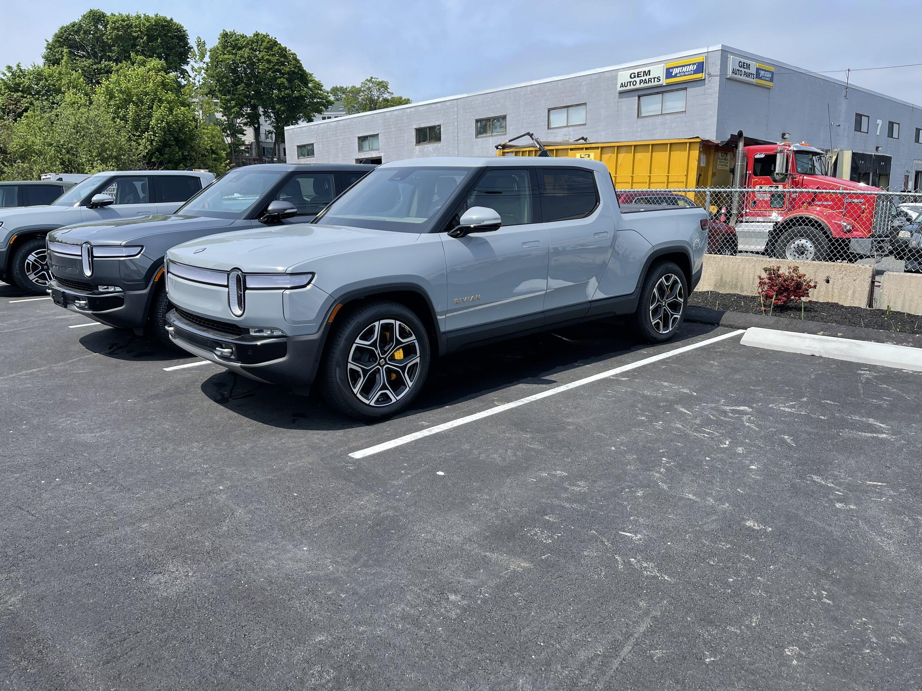 Rivian R1T R1S LIMESTONE R1T Photos 3A449720-59A2-4144-BC9A-5849F9144C6D