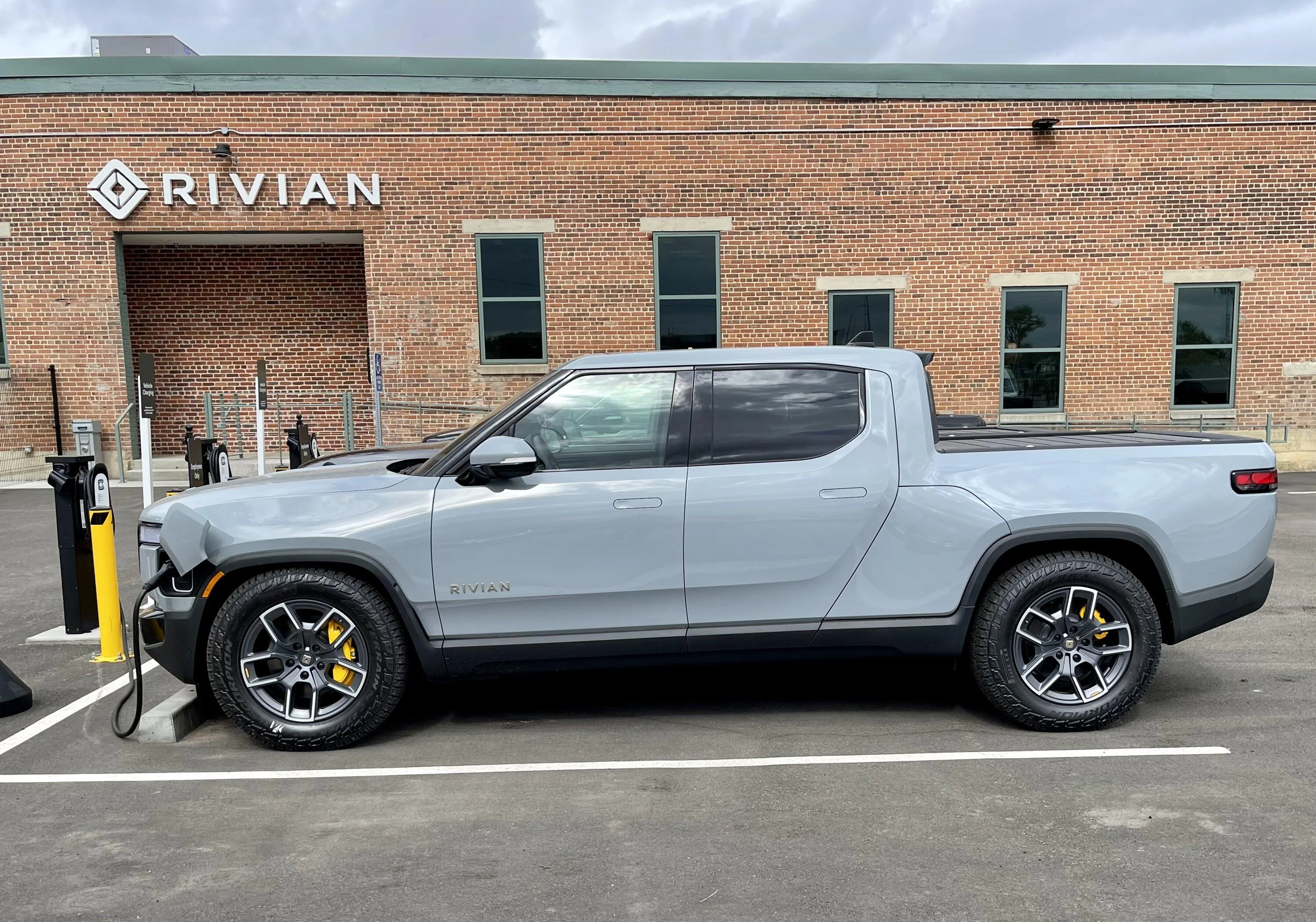 Rivian R1T R1S LIMESTONE R1T Photos 79FCB38C-7788-4AF4-AA3F-F56D550FD785
