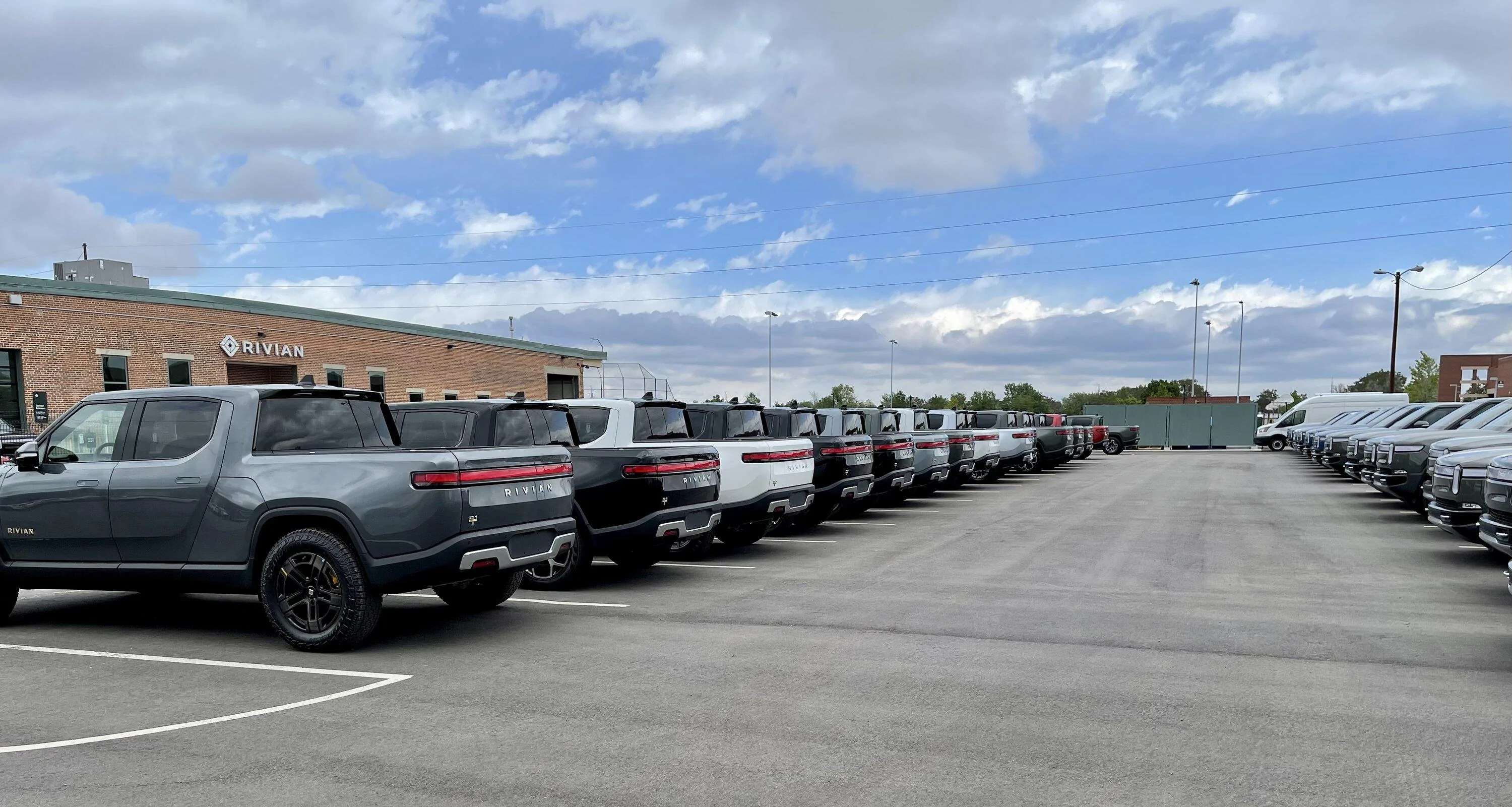 Rivian R1T R1S LIMESTONE R1T Photos C873E321-BFC9-43DC-8C0C-95A00AB1F27F