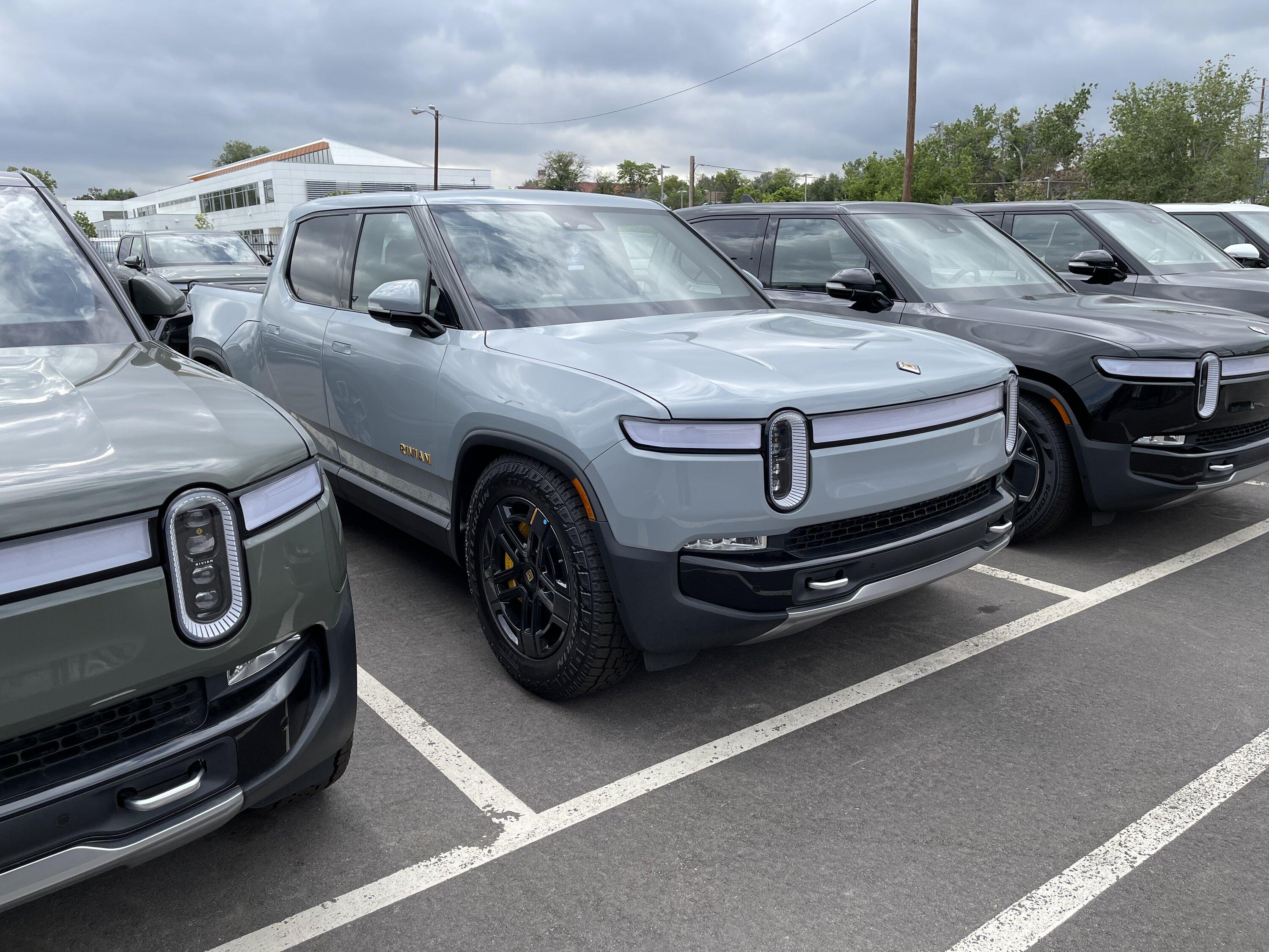 Rivian R1T R1S LIMESTONE R1T Photos 2B077EB8-E1C0-4339-AF8D-68BF190B56F3