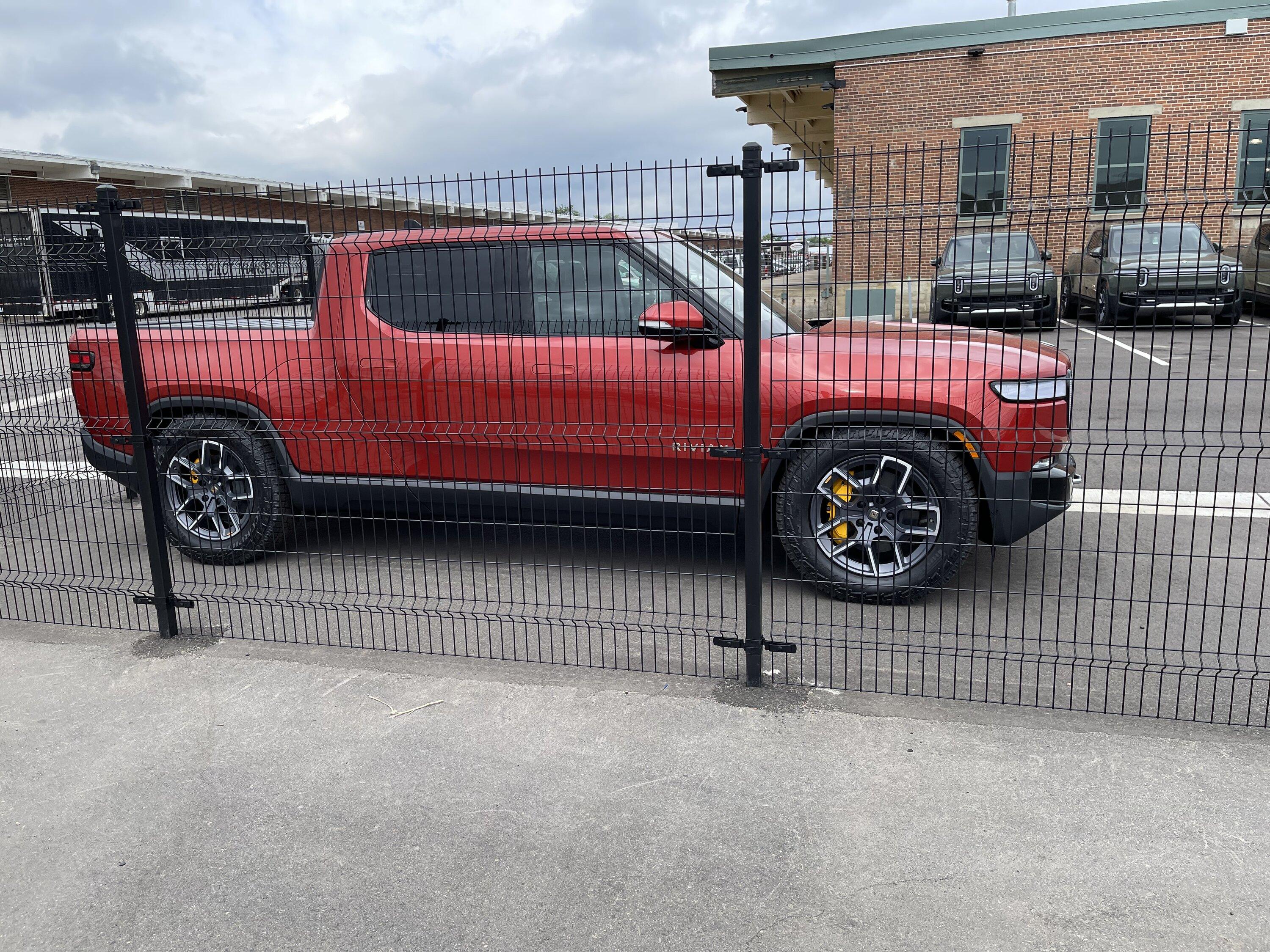 Rivian R1T R1S LIMESTONE R1T Photos 62C7C800-C6CF-41C0-908B-76D36D426377