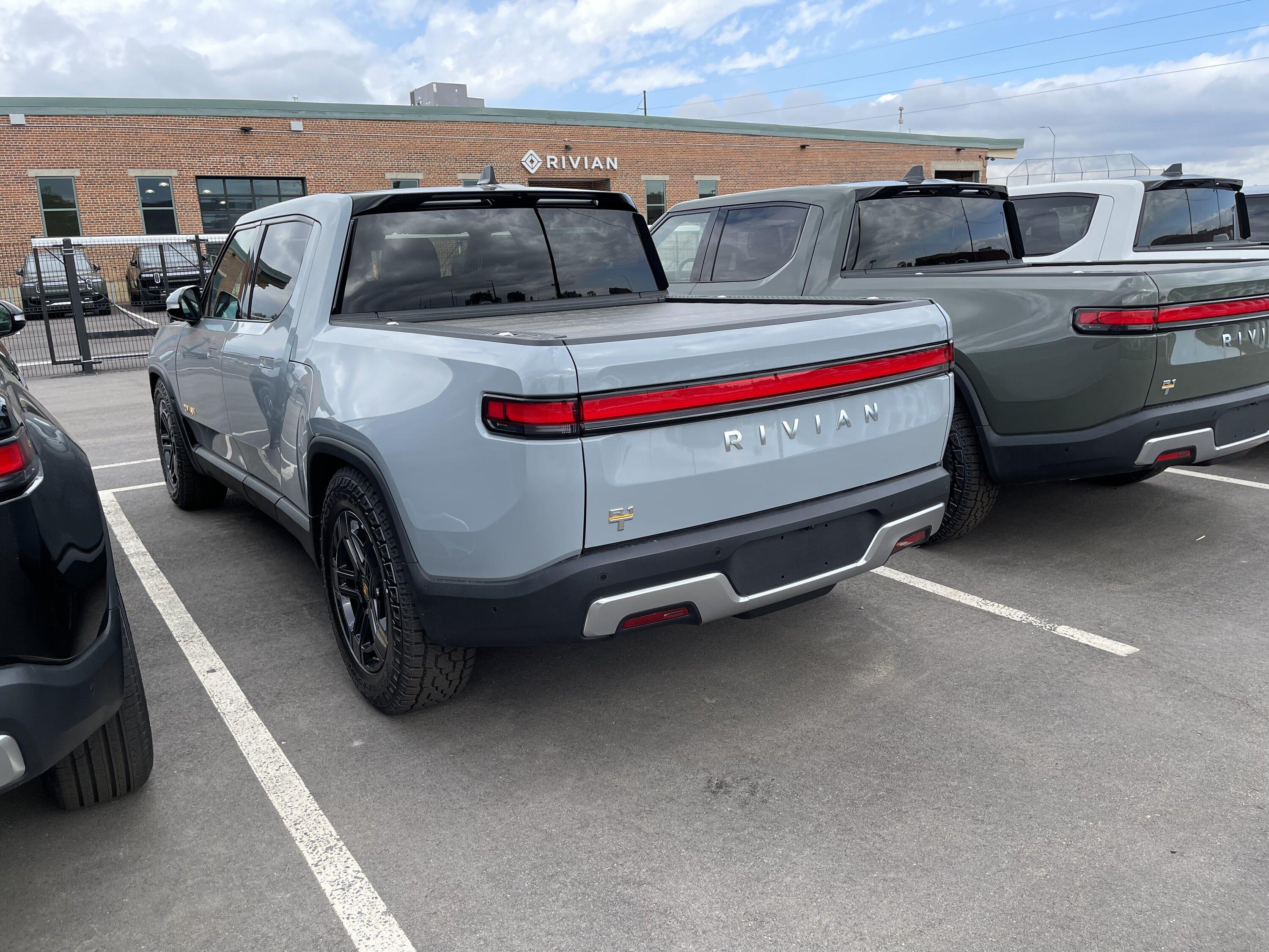 Rivian R1T R1S LIMESTONE R1T Photos BB33E092-FEF9-4C52-877B-407549DB6135