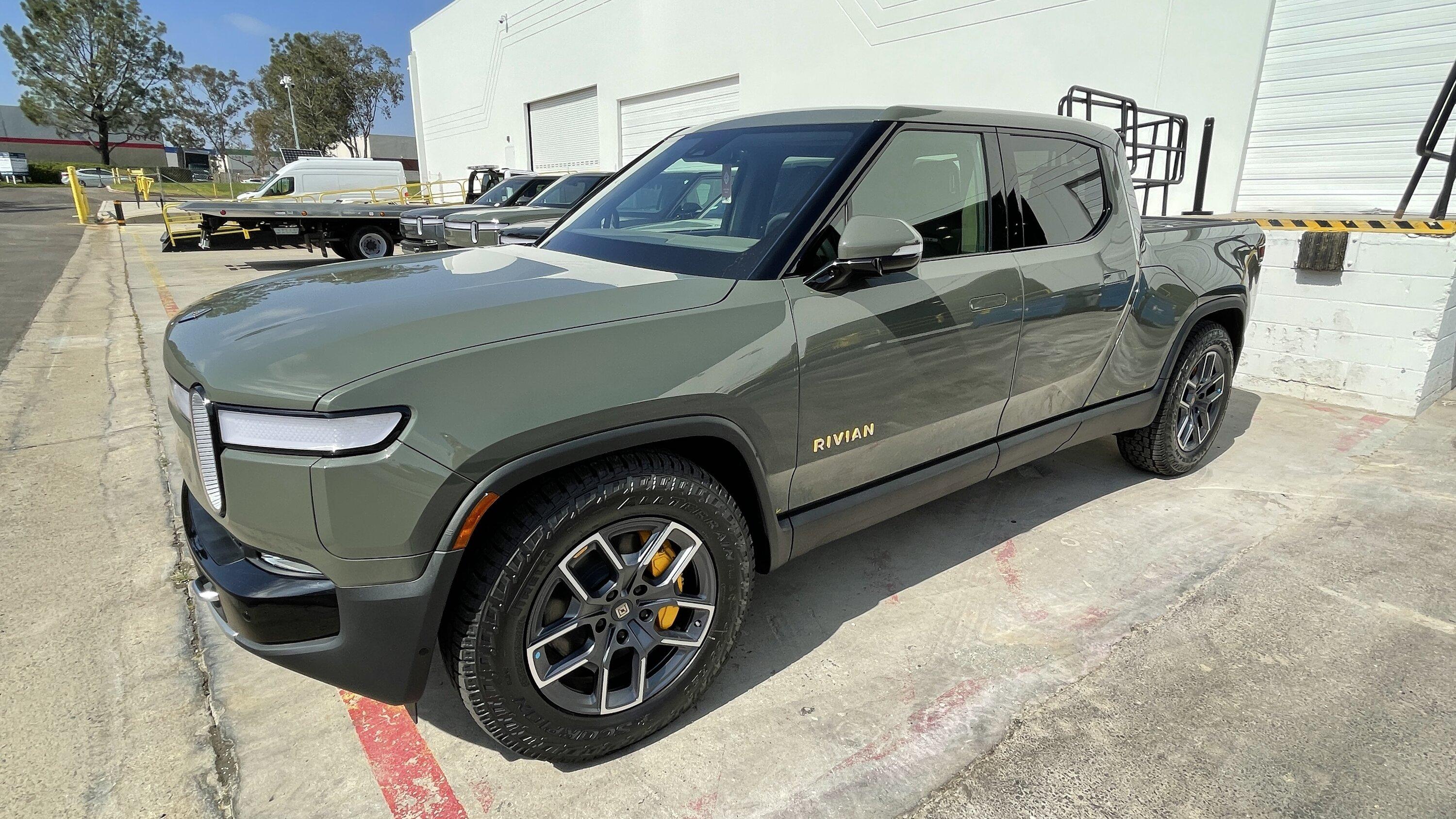 Rivian R1T R1S Pre-Delivery (pre-PDI) photos at service center - things to watch out for (+ look at underbody WITHOUT the Off-road Shield) PRE0