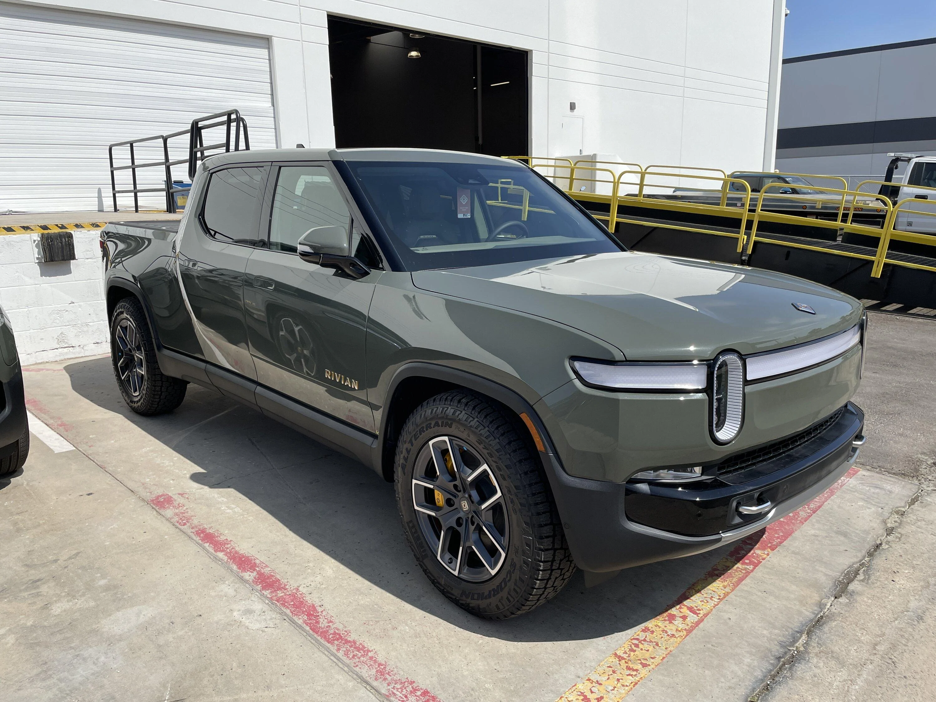 Rivian R1T R1S Pre-Delivery (pre-PDI) photos at service center - things to watch out for (+ look at underbody WITHOUT the Off-road Shield) PRE1