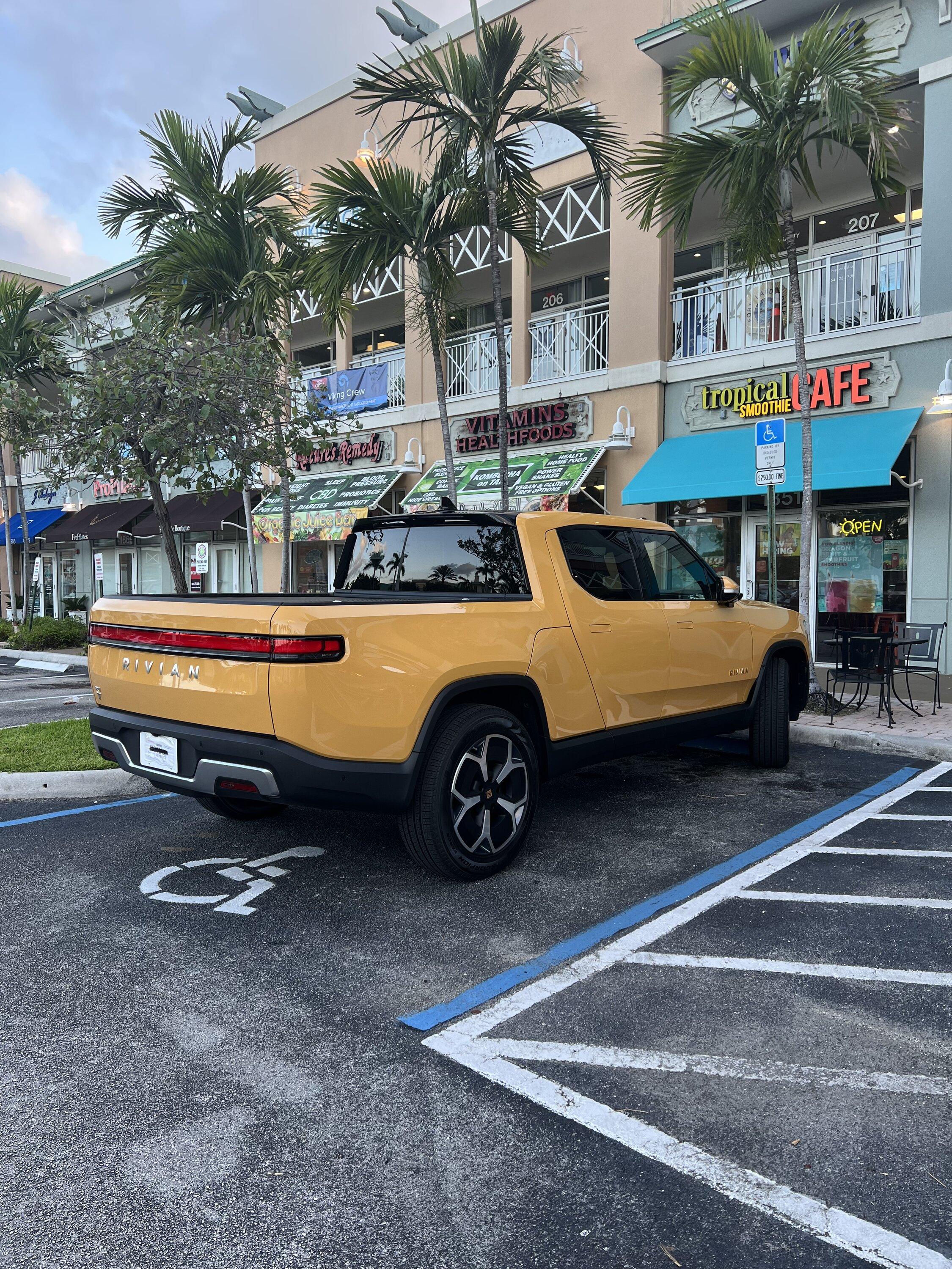 Rivian R1T R1S COMPASS YELLOW R1T Photos 76b1215e-7205-468e-96db-5fdfaaab714e-jpe