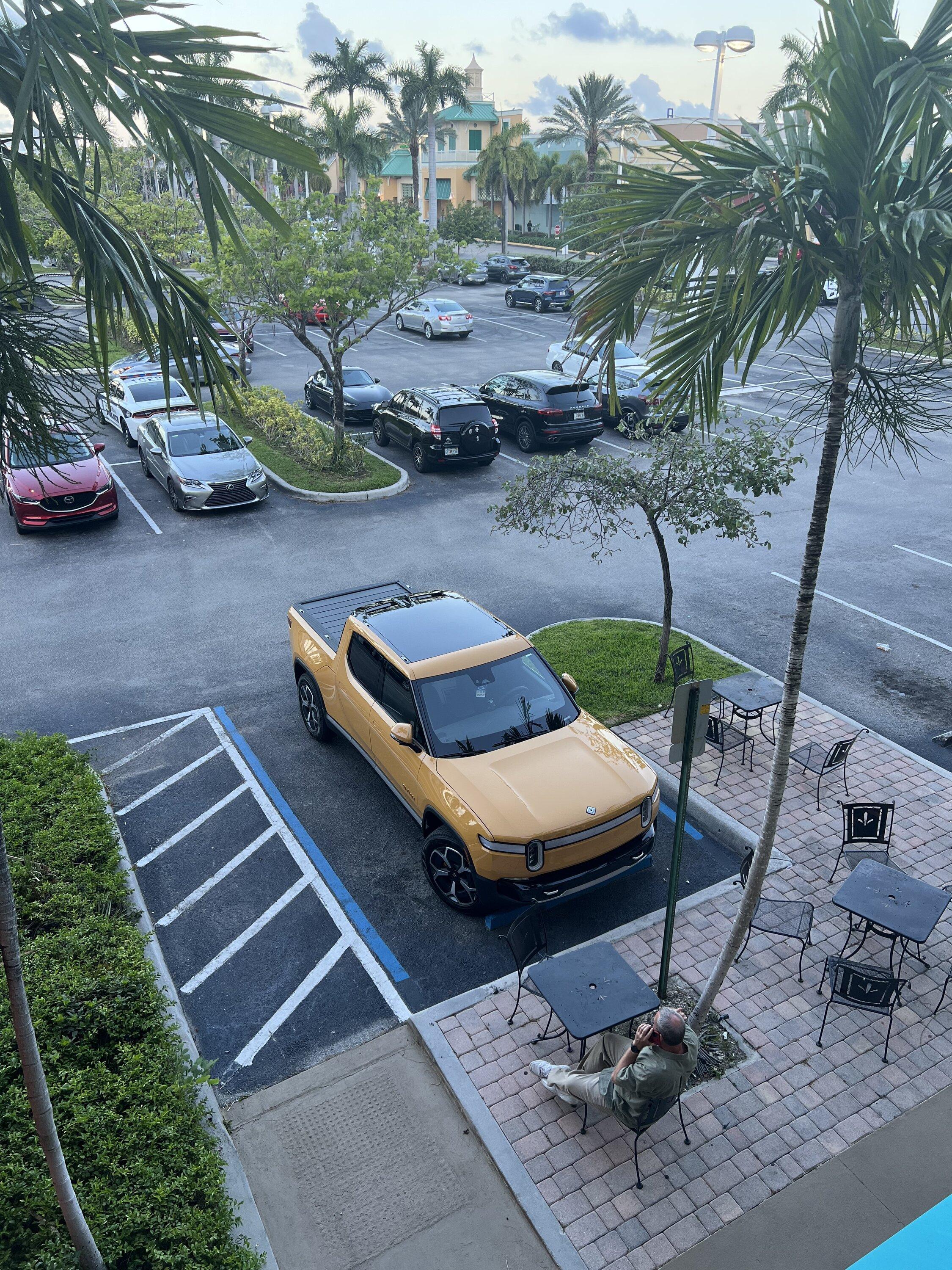 Rivian R1T R1S COMPASS YELLOW R1T Photos 18f32422-e311-48c8-add2-d27a4e96cc05-jpe