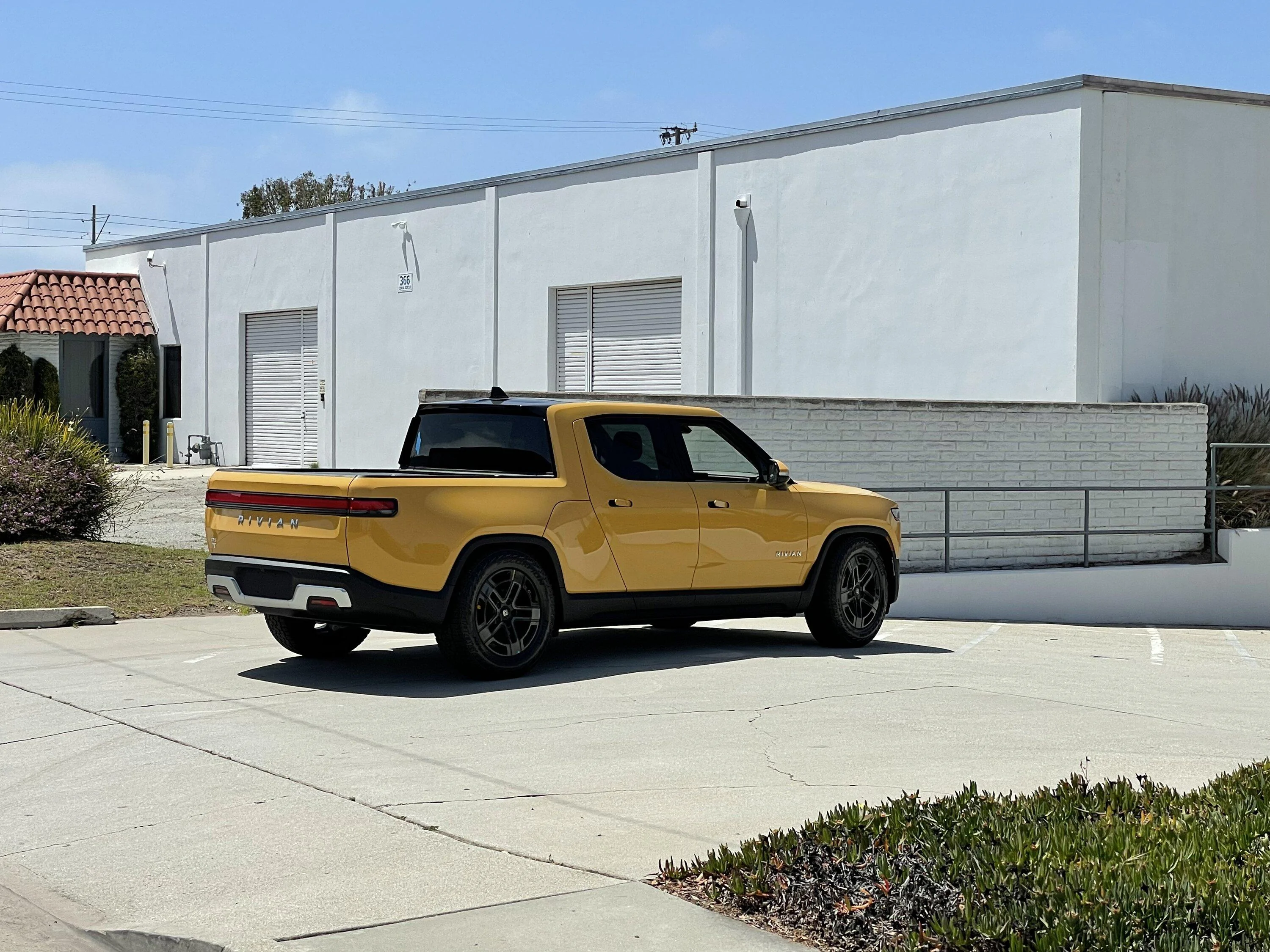 Rivian R1T R1S COMPASS YELLOW R1T Photos A79EF47E-A7B3-40F7-8F48-DD3390567037