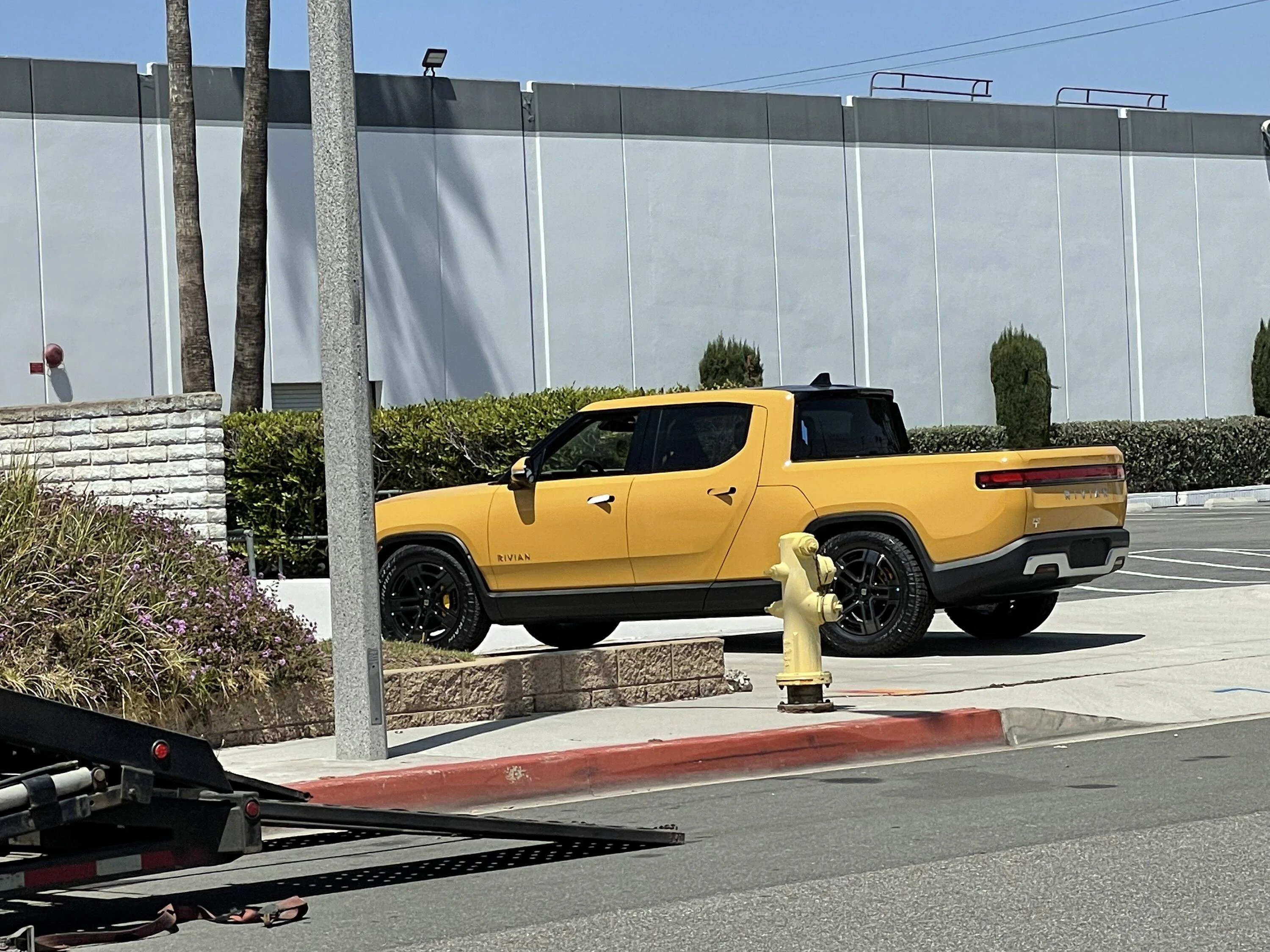 Rivian R1T R1S COMPASS YELLOW R1T Photos C950A305-F7E4-42CA-AB4A-19F2794E86AF