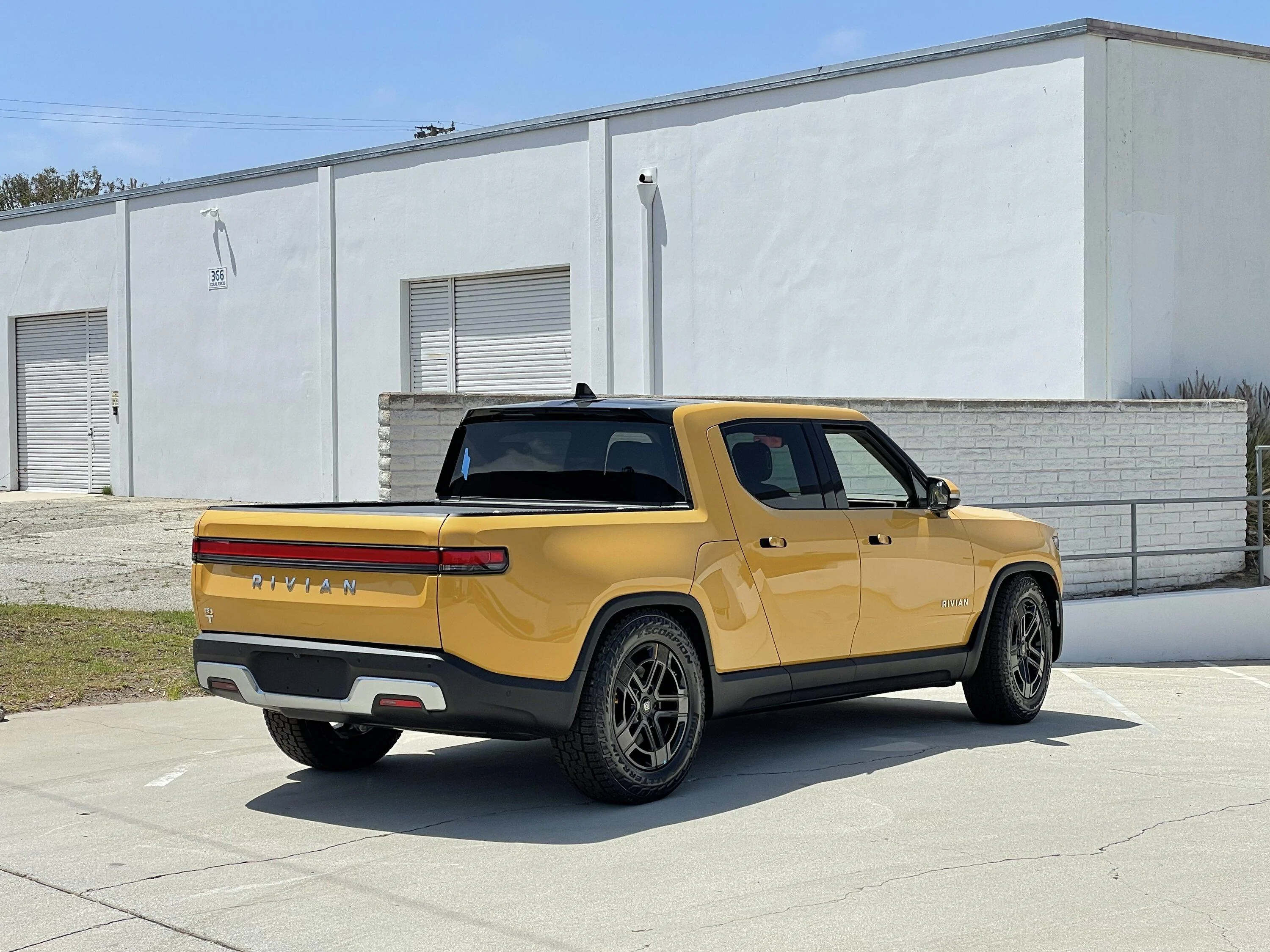 Rivian R1T R1S COMPASS YELLOW R1T Photos 91BD5920-28B3-4540-84A0-11F068802223