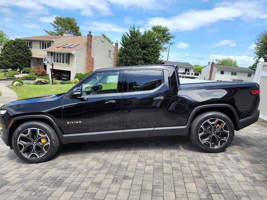 Rivian R1T R1S MIDNIGHT (Black) Rivian Photos 1
