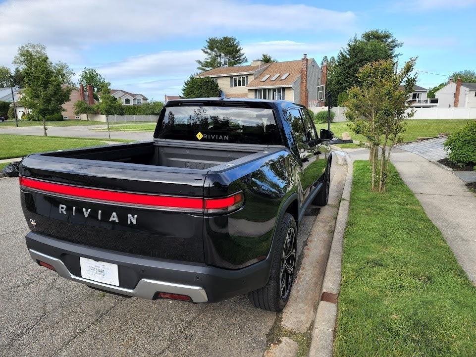 Rivian R1T R1S MIDNIGHT (Black) Rivian Photos 2