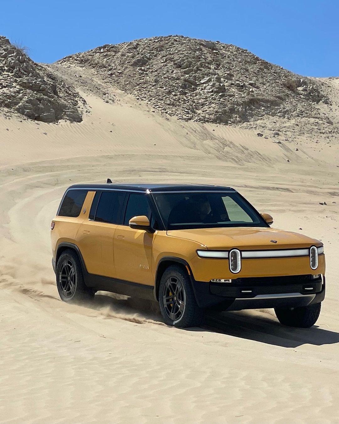 Rivian R1T R1S ? COMPASS YELLOW R1S  Photos Rivian R1S Compass Yellow Sand Mode 3