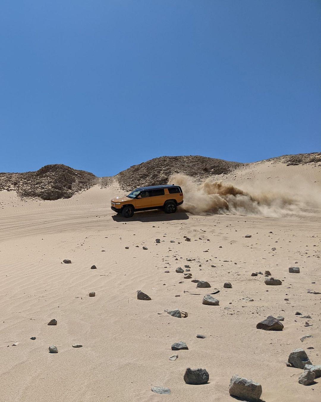 Rivian R1T R1S ? COMPASS YELLOW R1S  Photos Rivian R1S Compass Yellow Sand Mode 2