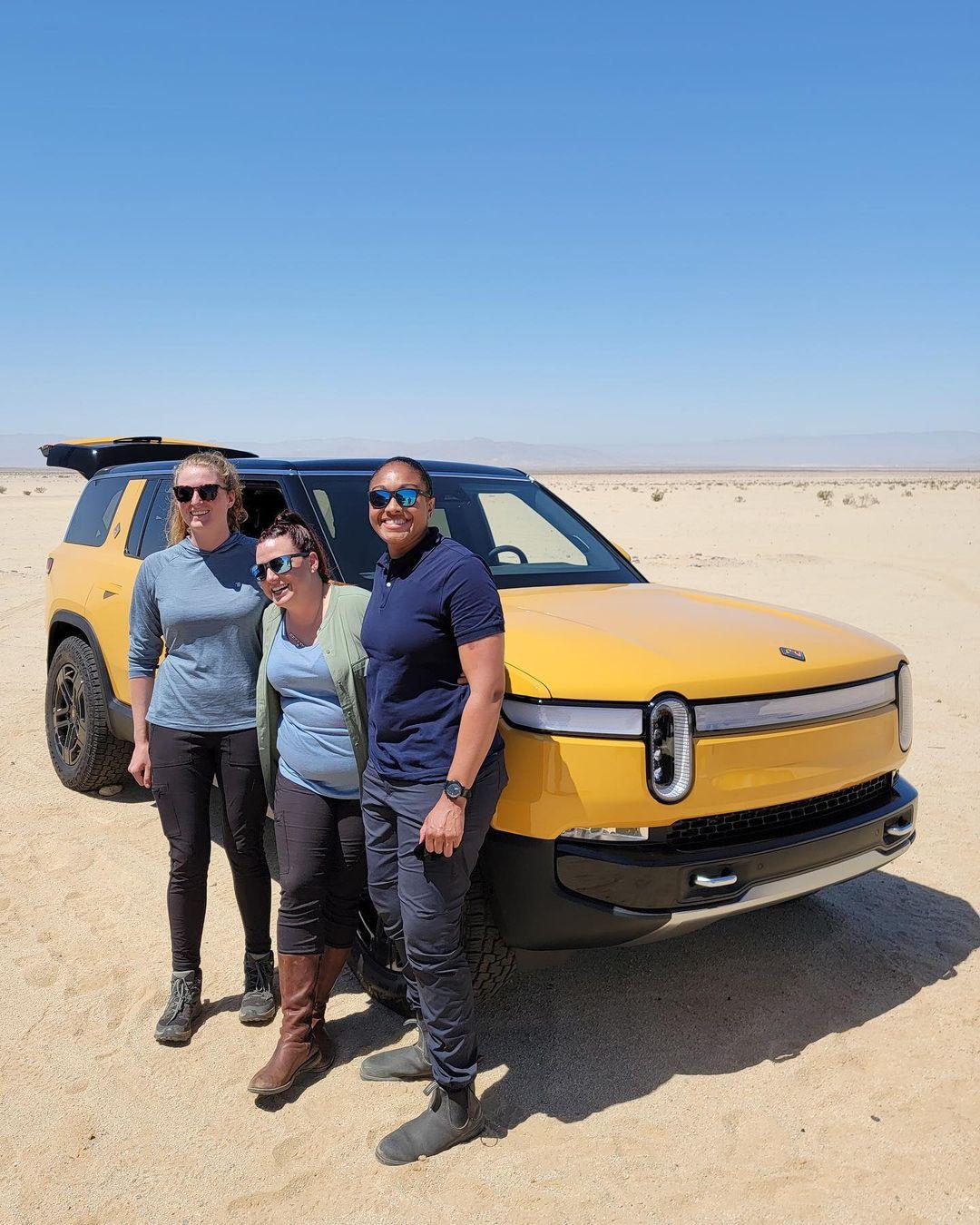 Rivian R1T R1S ? COMPASS YELLOW R1S  Photos Rivian R1S Compass Yellow Sand Mode 4