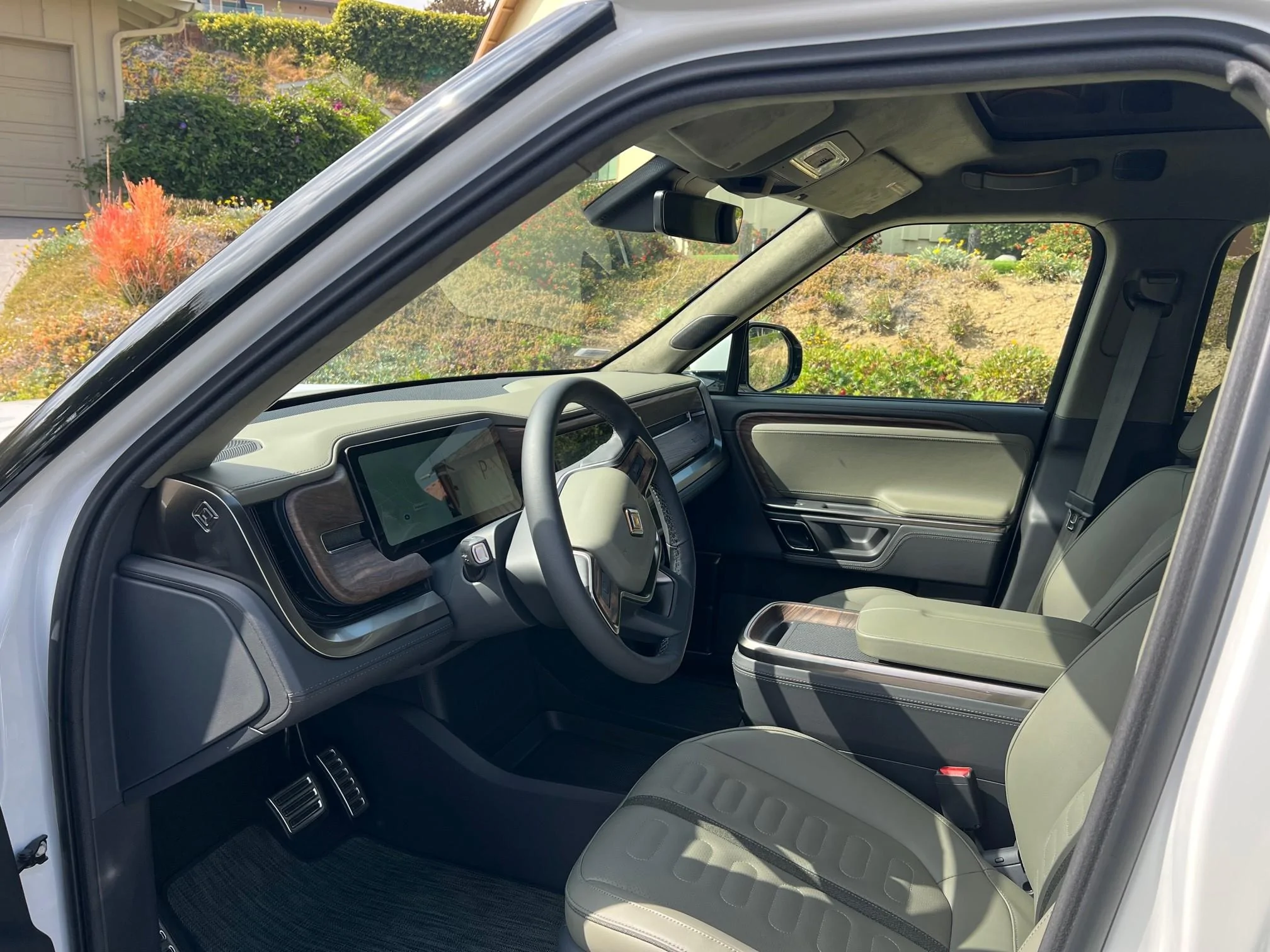 Rivian R1T R1S Glacier White/Forest Edge Picture Request 283456163_10220503464431743_7612546145350791905_n