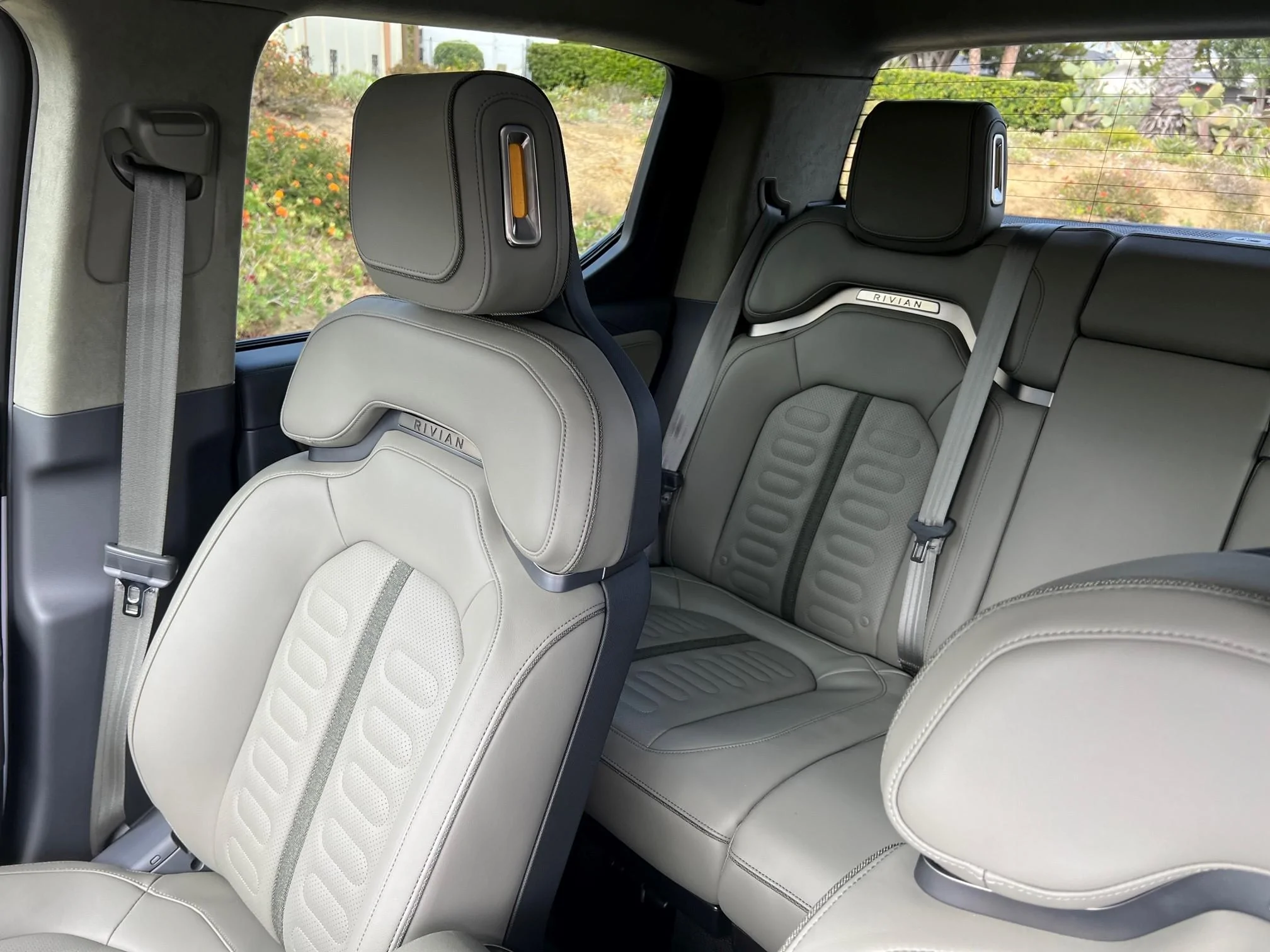 Rivian R1T R1S Glacier White/Forest Edge Picture Request 283774578_10220503464311740_7158382708989242479_n