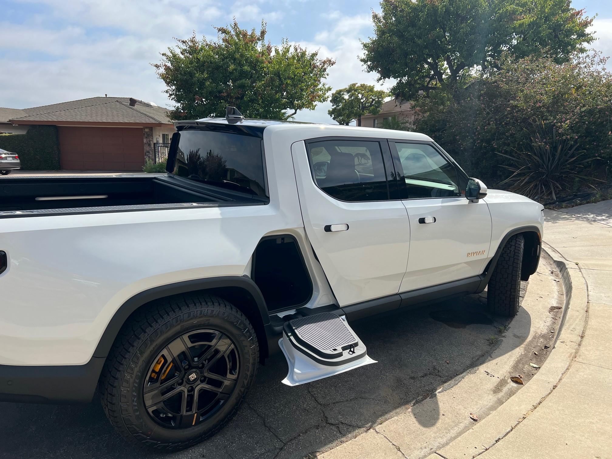 Rivian R1T R1S Glacier White/Forest Edge Picture Request 283472178_10220503464831753_4132989449900694420_n