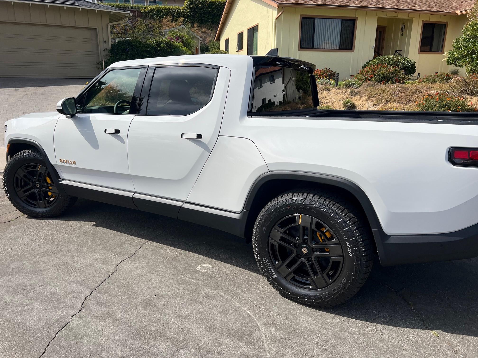 Rivian R1T R1S Glacier White/Forest Edge Picture Request 283549105_10220503465191762_5227819163799513546_n