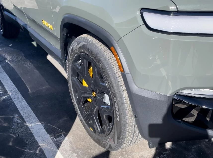 Rivian R1T R1S Glacier White/Forest Edge Picture Request 3484CBF0-62D6-4F9E-8B86-AAEBF39C9F97