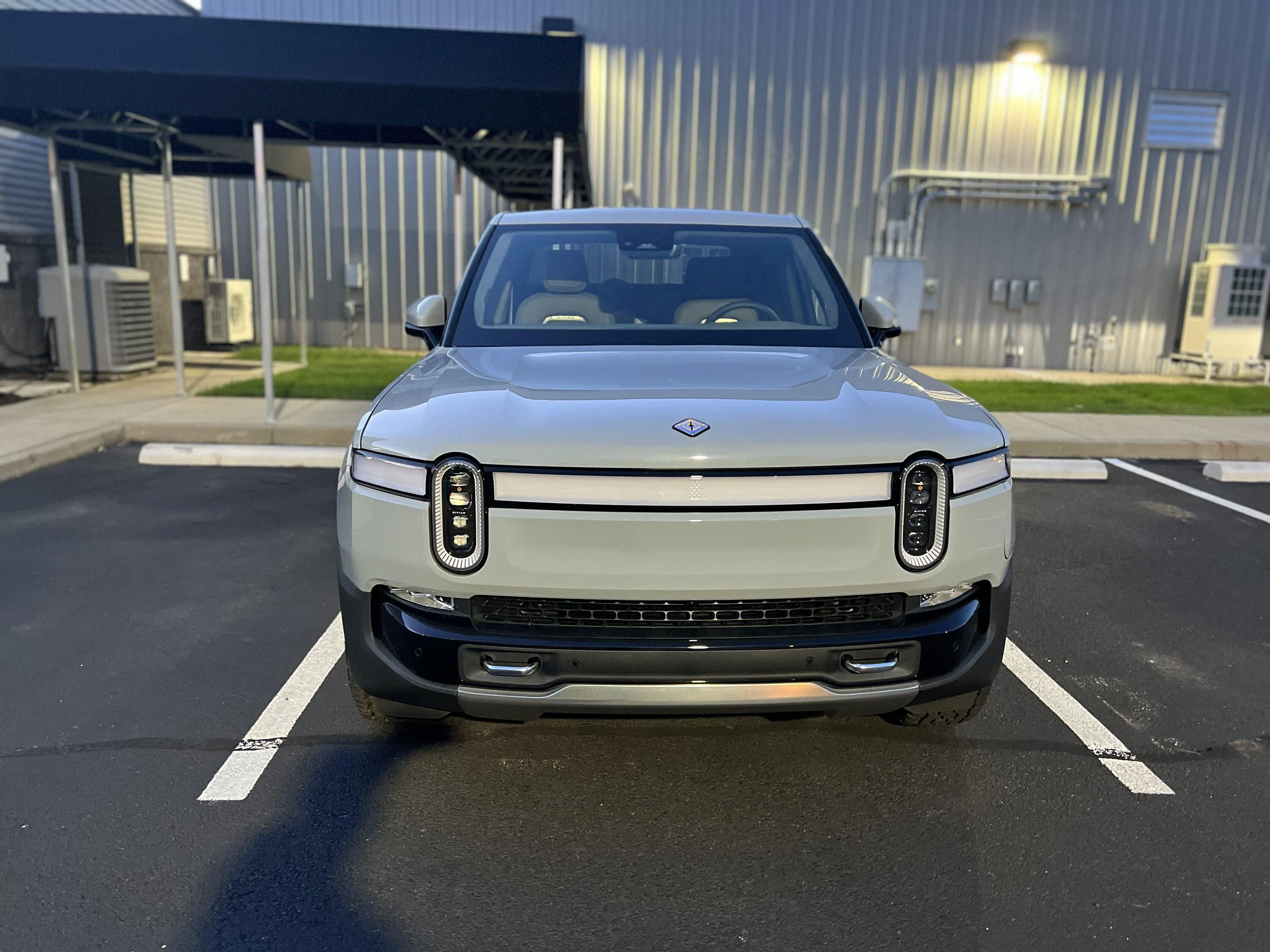 Rivian R1T R1S LIMESTONE R1T Photos 6A45A9B3-FFFC-4BD1-921A-E18FB12E9356
