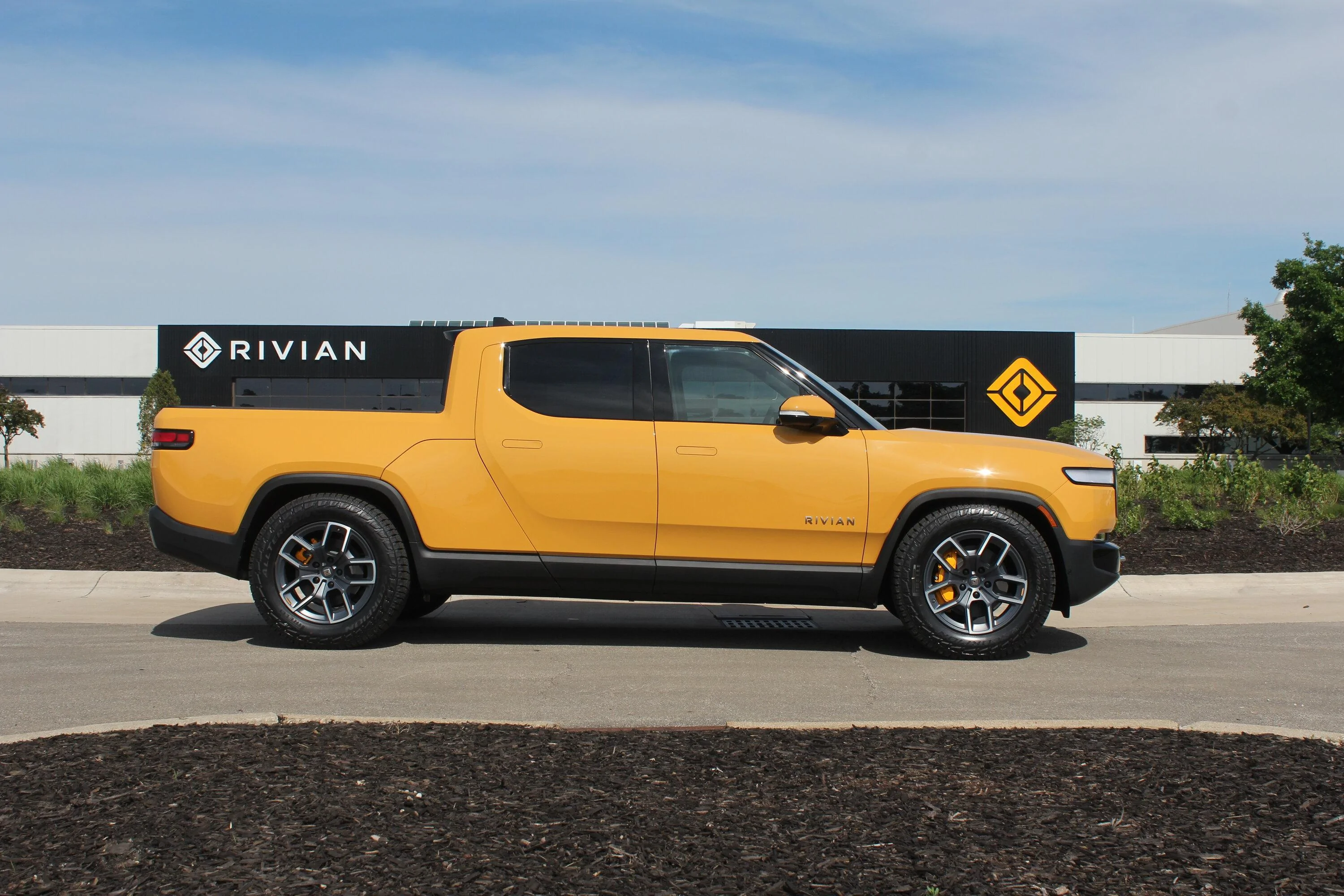 Rivian R1T R1S COMPASS YELLOW R1T Photos IMG_0321