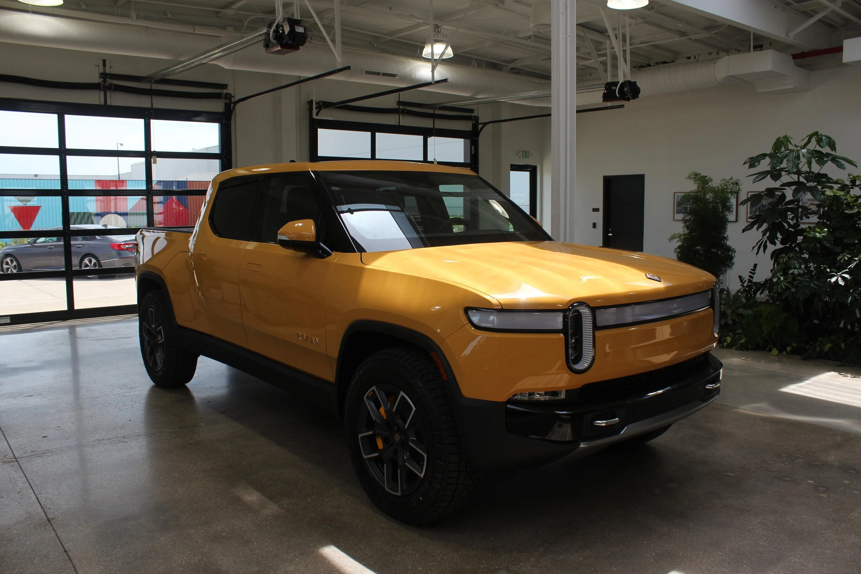 Rivian R1T R1S COMPASS YELLOW R1T Photos IMG_0312