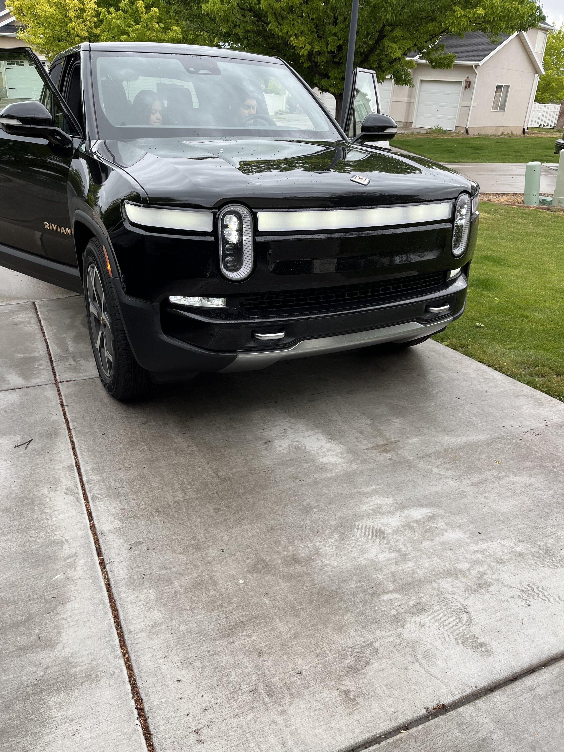 Rivian R1T R1S MIDNIGHT (Black) Rivian Photos 39945D39-A487-47F5-AB2D-B90D11159CA1