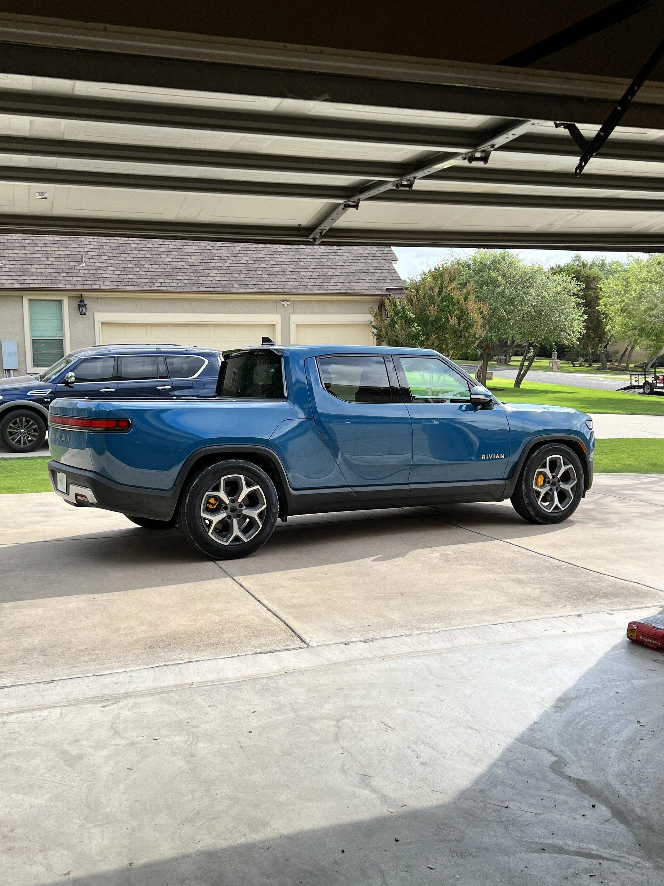 Rivian R1T R1S Highest vs Lowest suspension setting -- R1T photos 75D992D4-BAC6-450C-AAD3-D5C1E185CA25