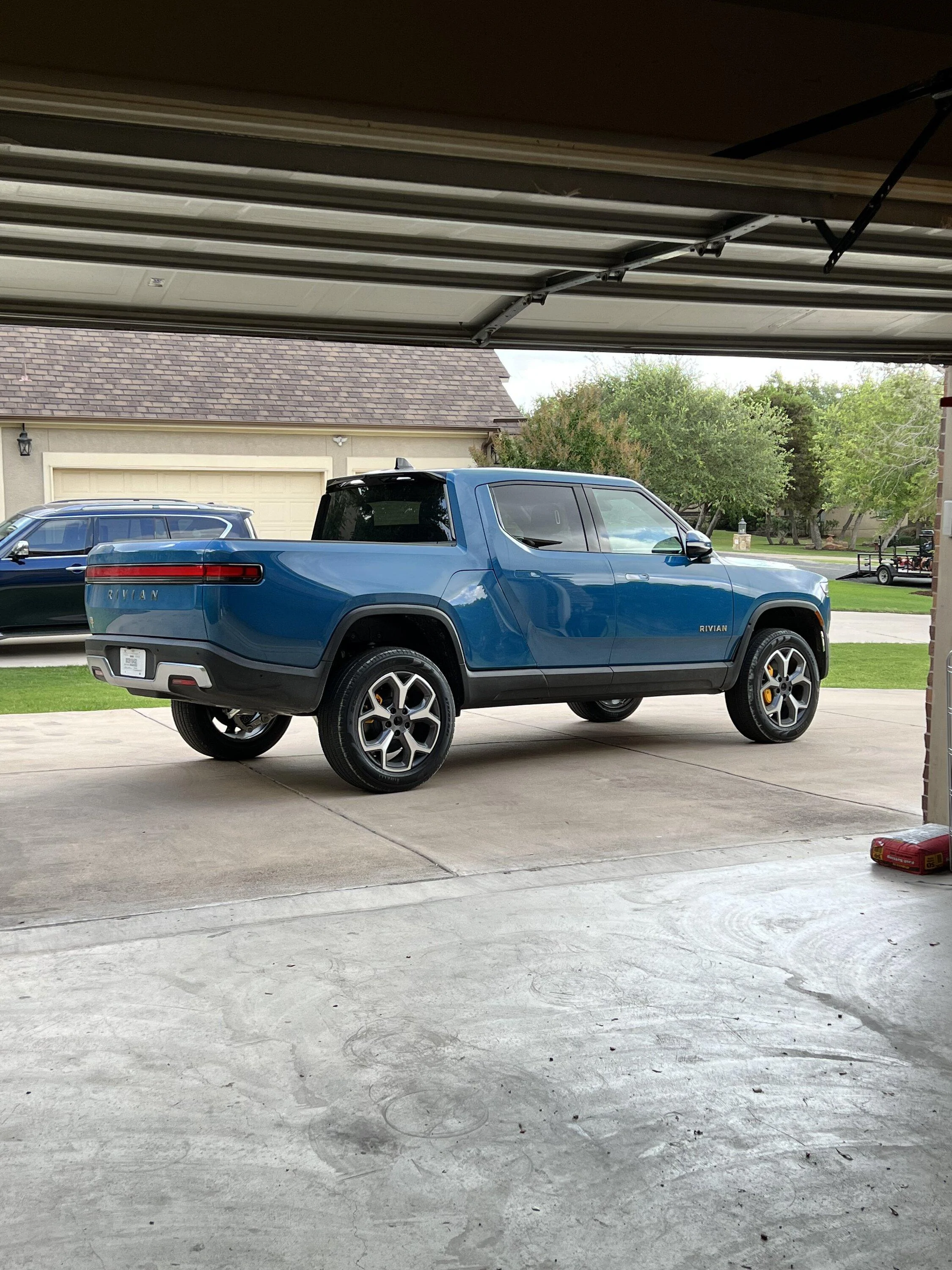 Rivian R1T R1S Highest vs Lowest suspension setting -- R1T photos 77CBC578-0DAB-4939-865D-D2BE887E9443
