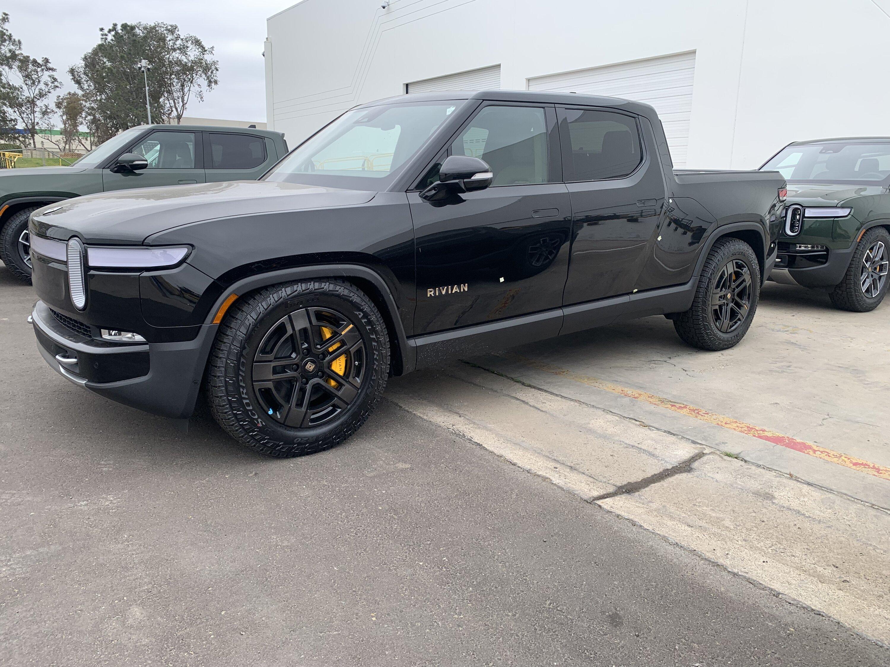Rivian R1T R1S MIDNIGHT (Black) Rivian Photos IMG_9197