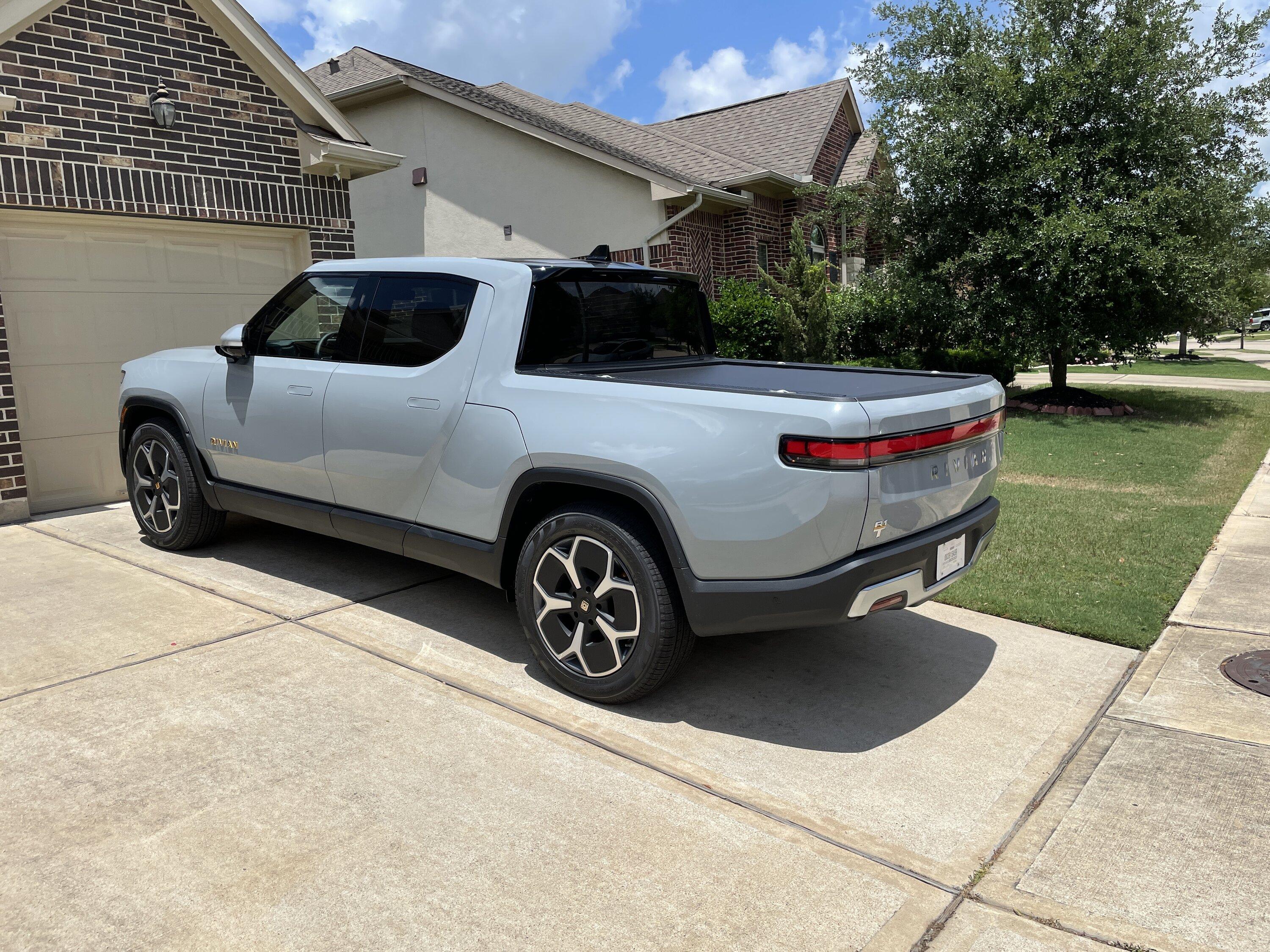 Rivian R1T R1S Houston Service Center/Deliveries IMG_3395.JPG