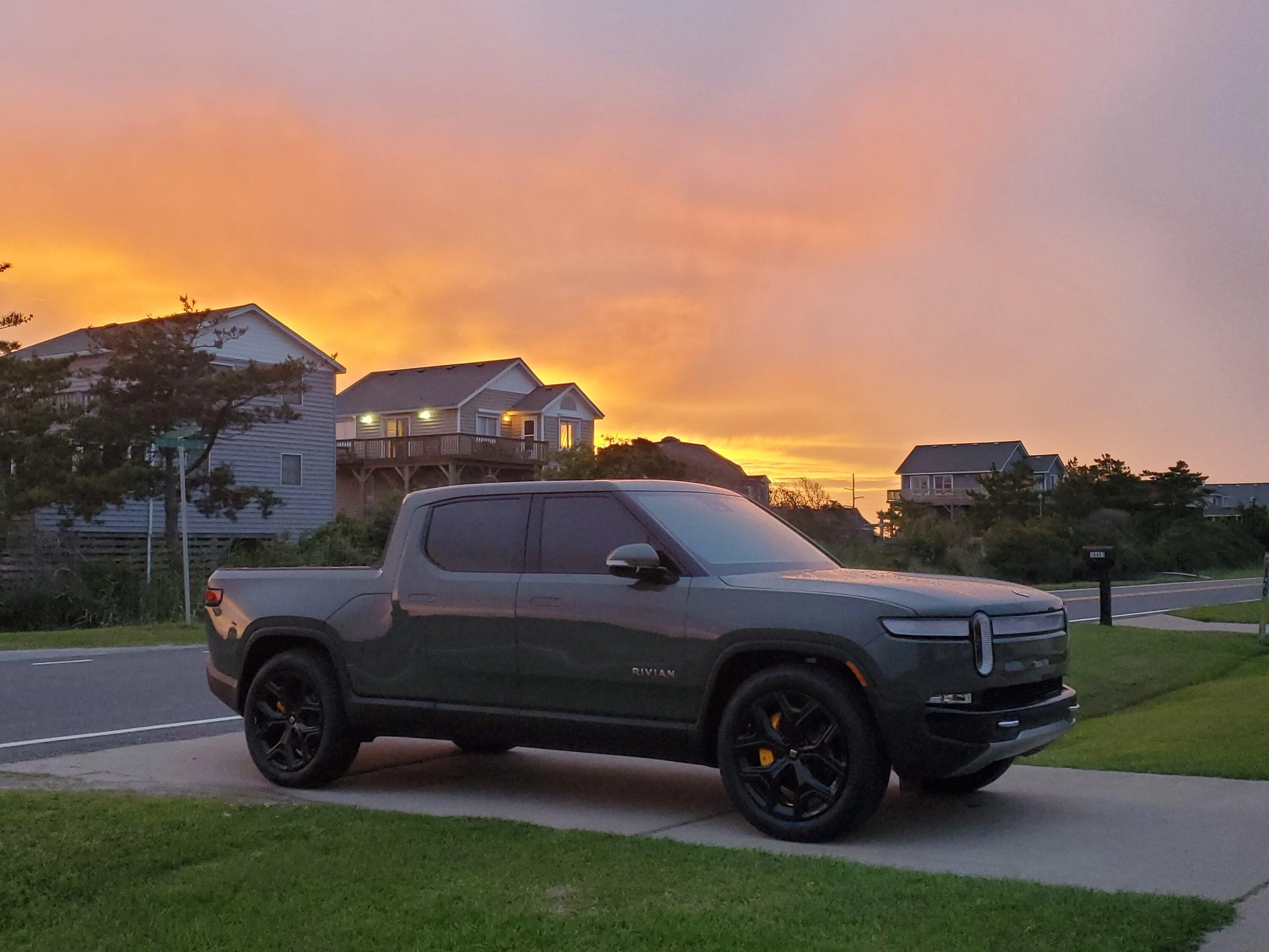 Rivian R1T R1S Black 22's Picture Thread! 20220527_201057