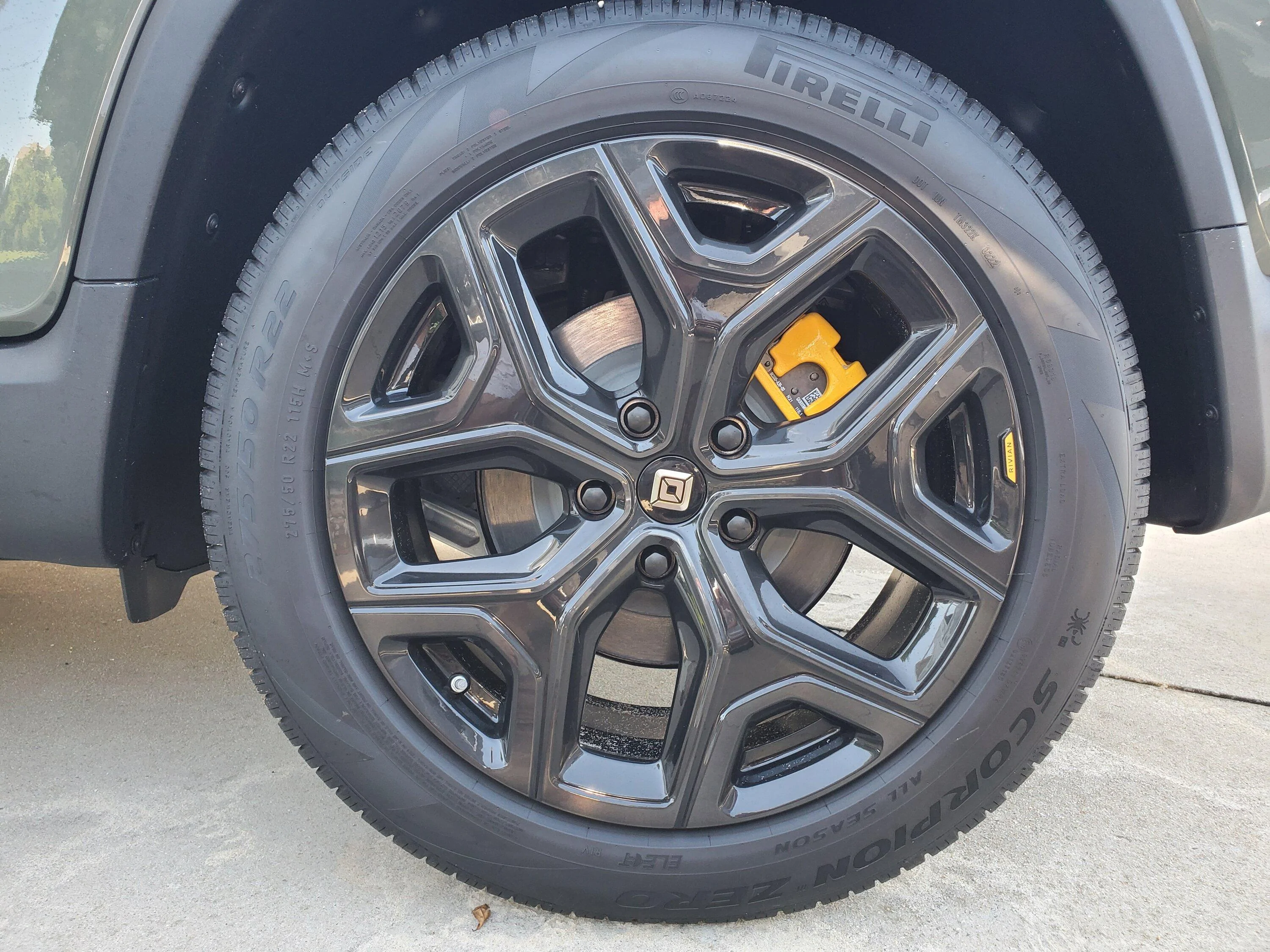 Rivian R1T R1S Black 22's Picture Thread! 20220527_084054