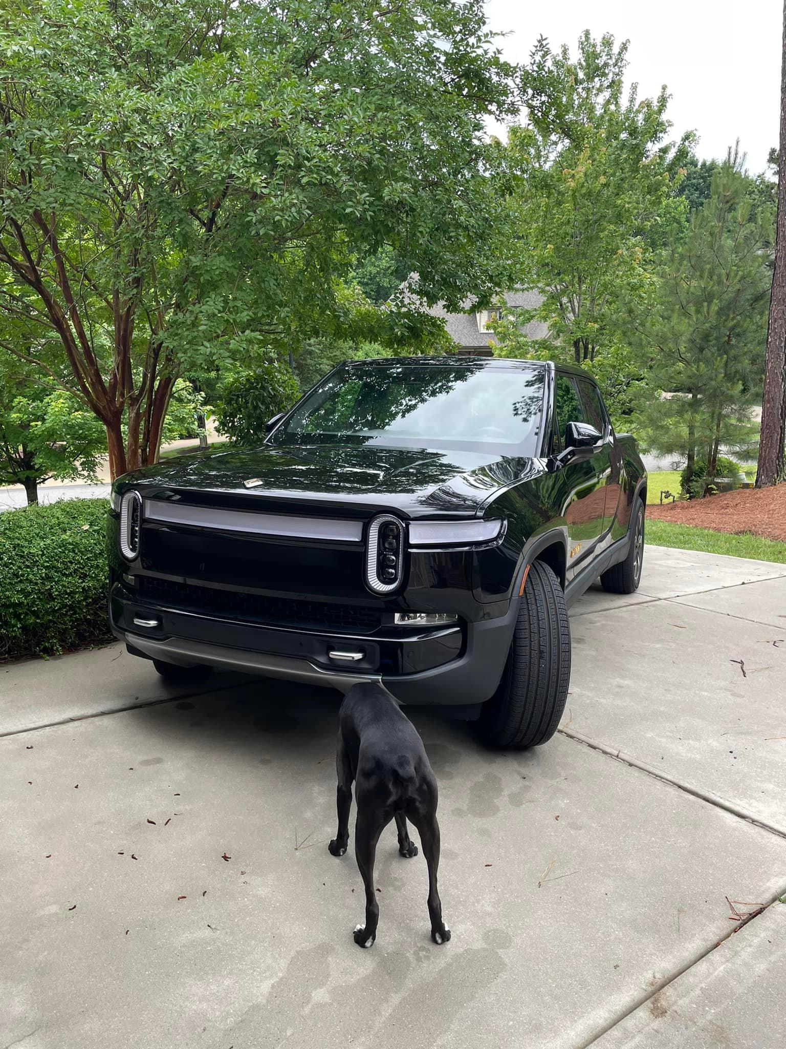 Rivian R1T R1S MIDNIGHT (Black) Rivian Photos 284853936_10228770598953789_610544321457957936_n (1)