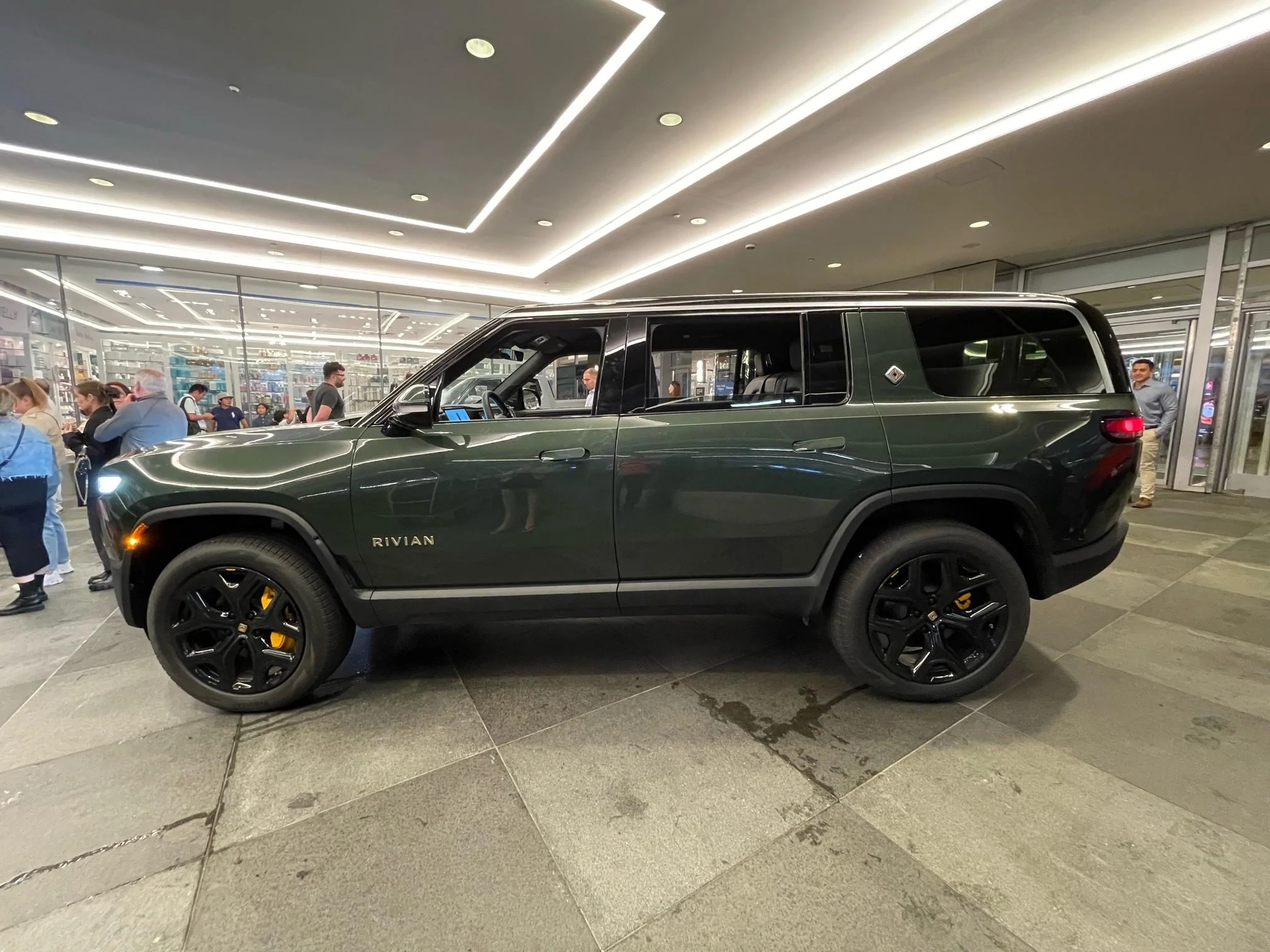 Rivian R1T R1S ? FOREST GREEN R1S Photos image6