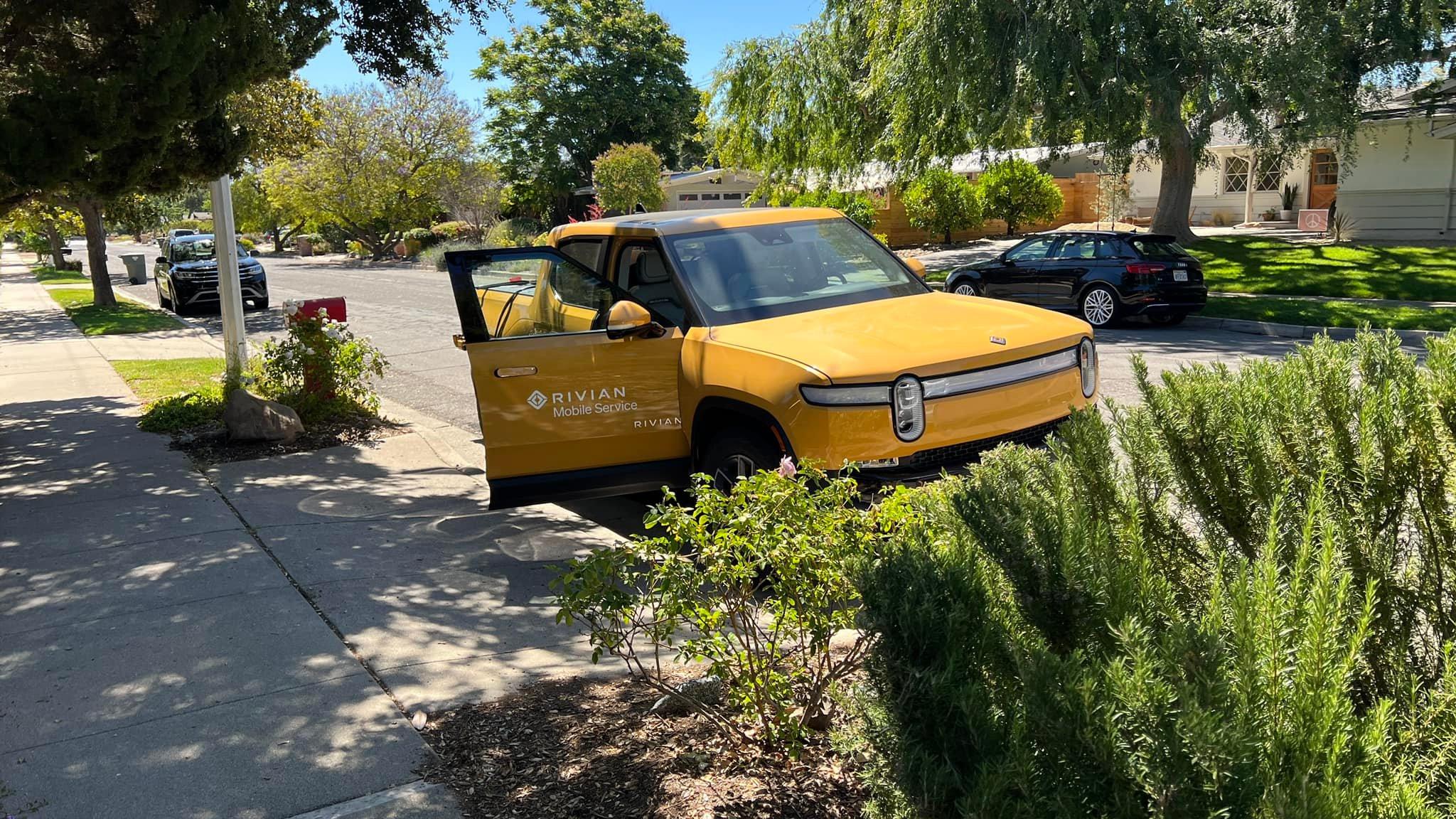 Rivian R1T R1S COMPASS YELLOW R1T Photos 285467537_10166354687775644_6819383837526258618_n
