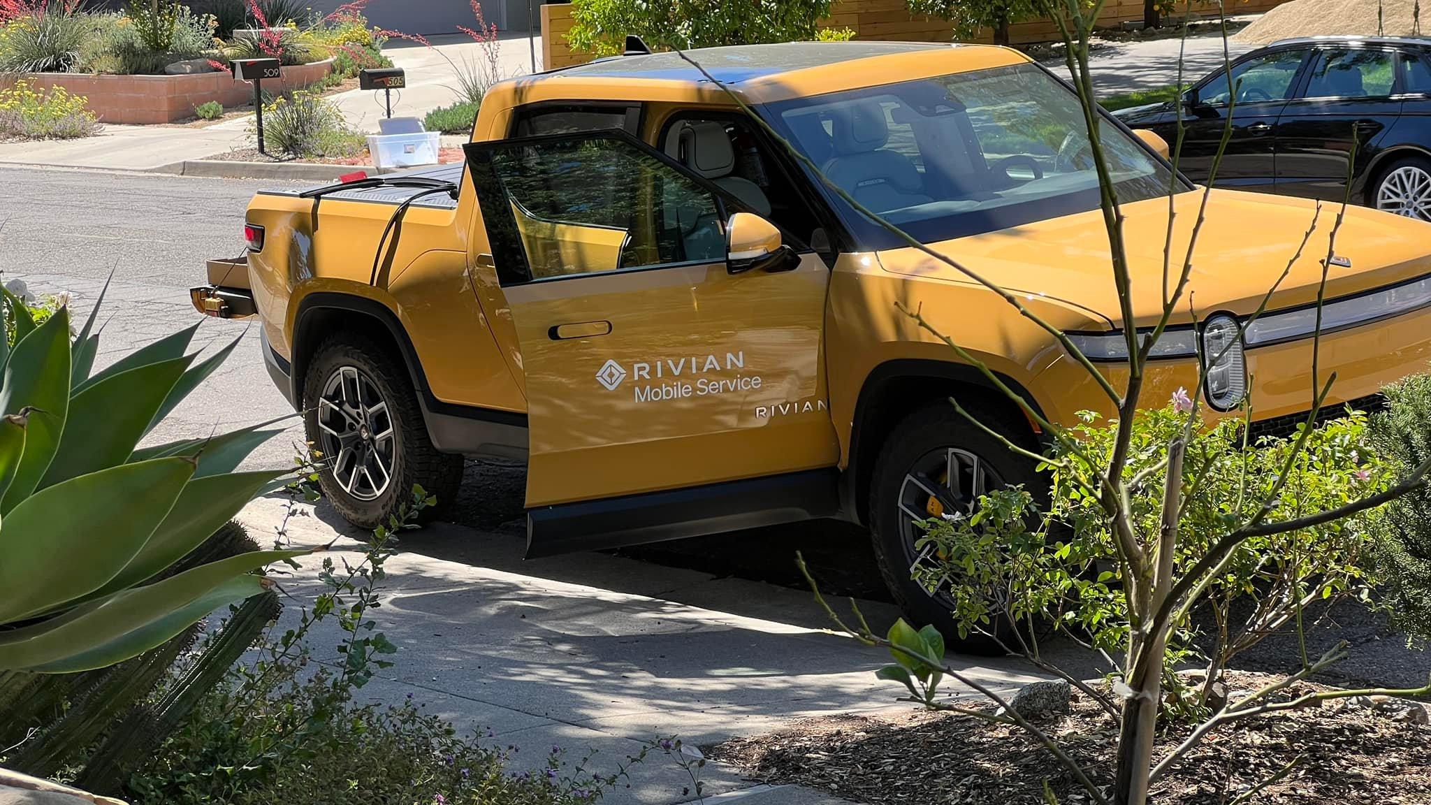 Rivian R1T R1S COMPASS YELLOW R1T Photos 285647833_10166354687575644_581942085742855173_n