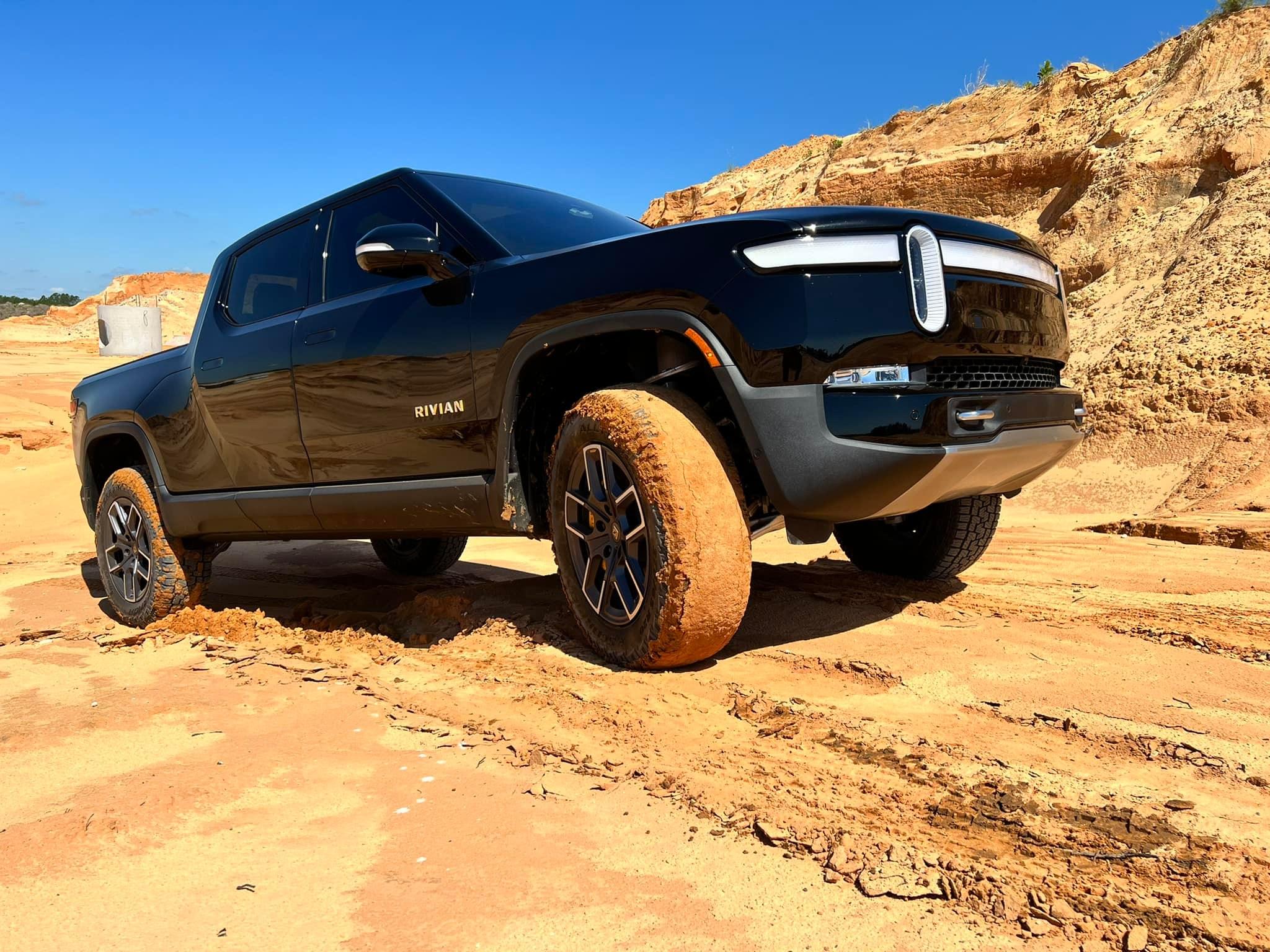 Rivian R1T R1S MIDNIGHT (Black) Rivian Photos 283467223_10158479722572161_8256104472746612677_n