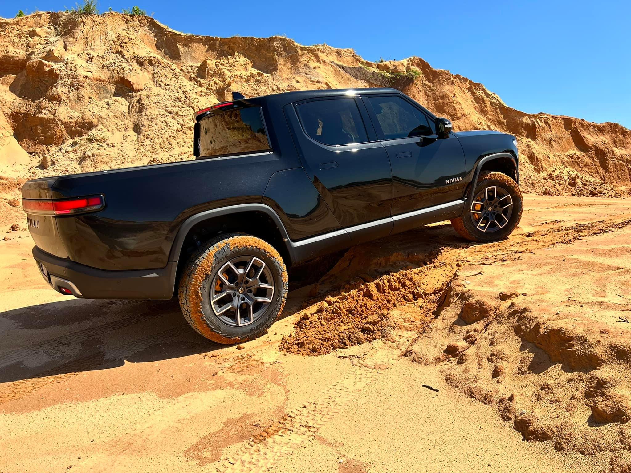 Rivian R1T R1S MIDNIGHT (Black) Rivian Photos 283651822_10158479722582161_5343241210335310618_n