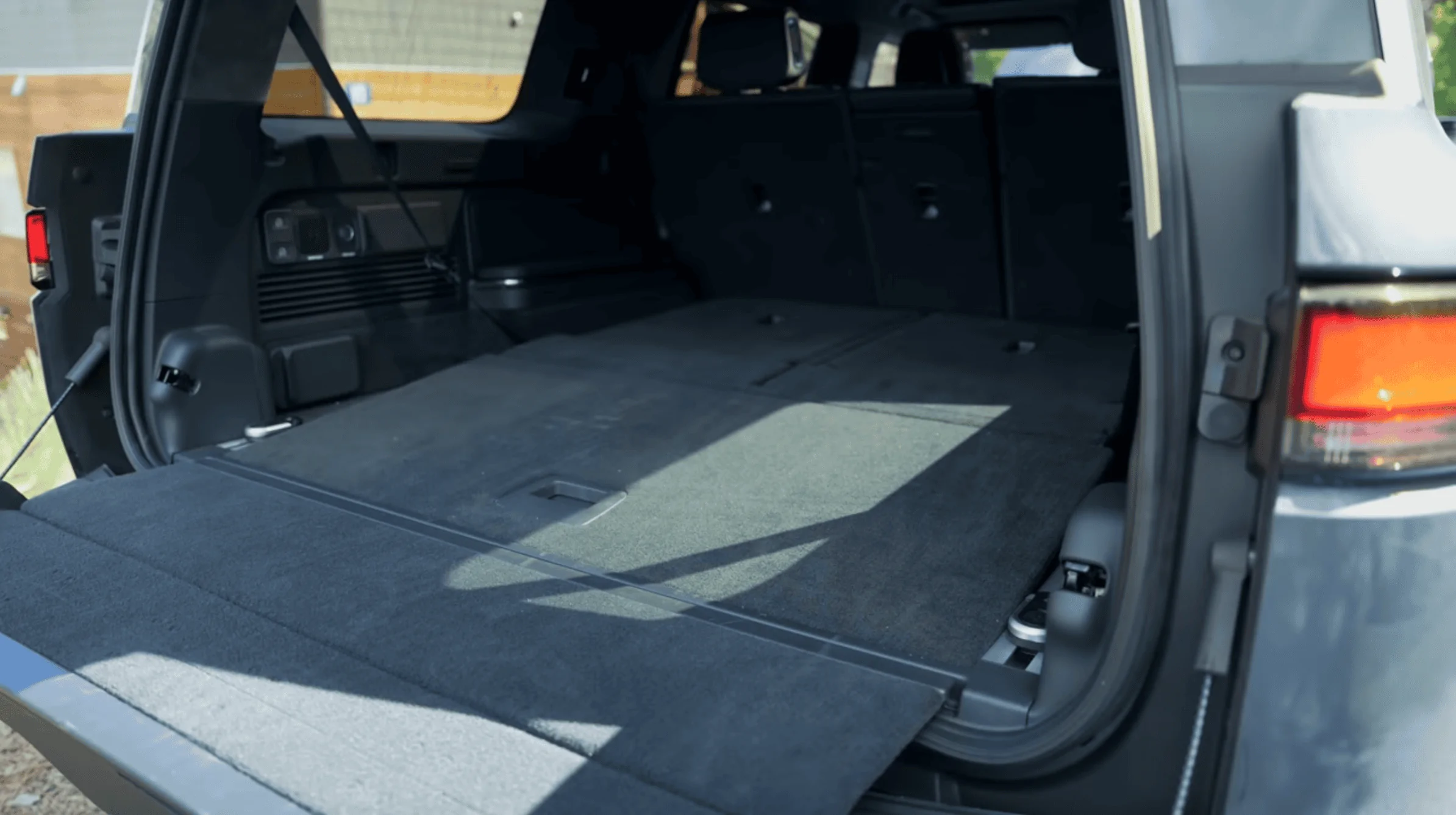 Rivian R1T R1S R1S Pics: Forest Green, 3rd Row Legroom, 2nd Row Tilt & Sliding Function 1654297229655