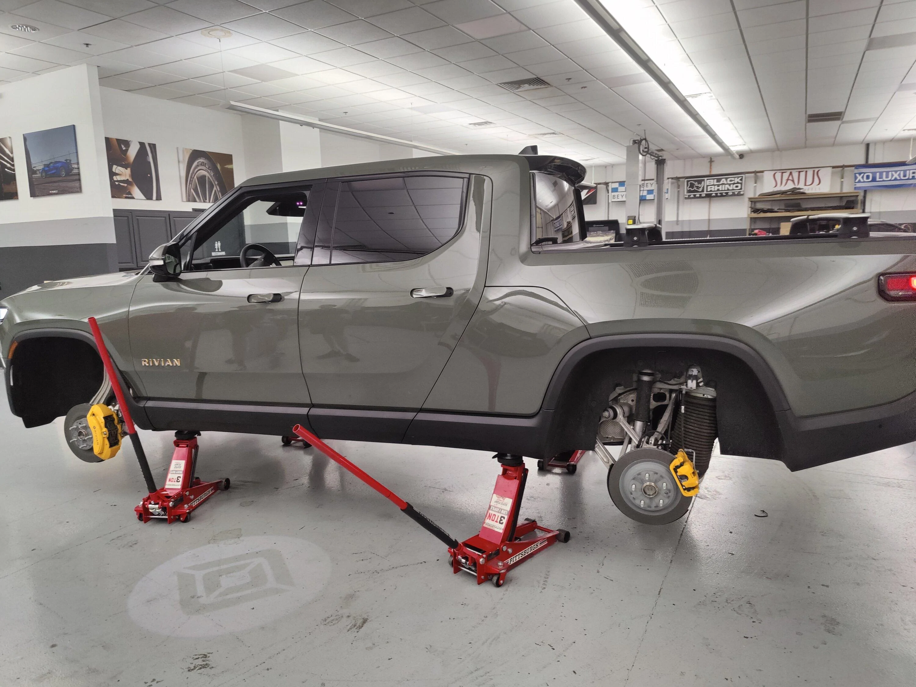 Rivian R1T R1S R1T 20" AT Wheel Weight, Specs, Offset, Bolt Pattern, Construction IMG20220603145022
