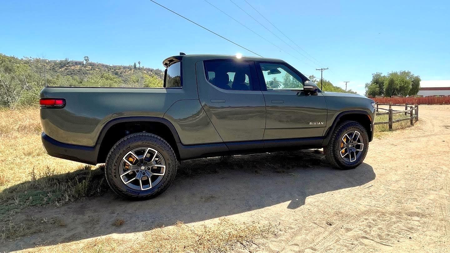 Rivian R1T R1S LAUNCH GREEN R1T Photos 4774C1EC-C2B1-45FD-A17E-9D0B0DFE5CB8