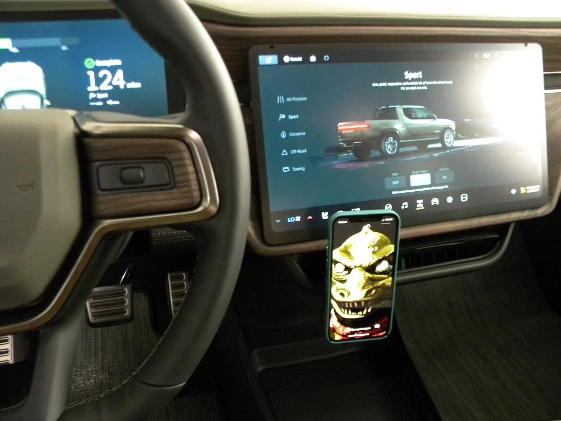 Rivian R1T R1S Mounting a cell phone.  Has anyone done it? DSCN3646