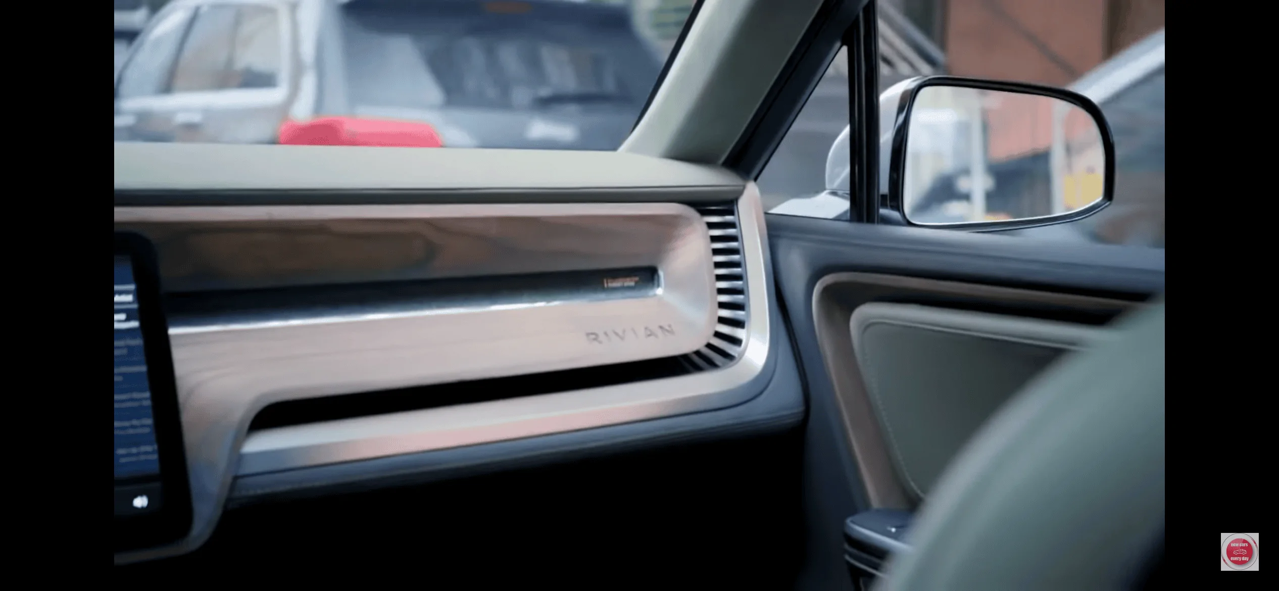 Rivian R1T R1S Adventure vs Launch Edition Trim details A501BC5A-47C4-4BCA-A33C-18C4ED521B59