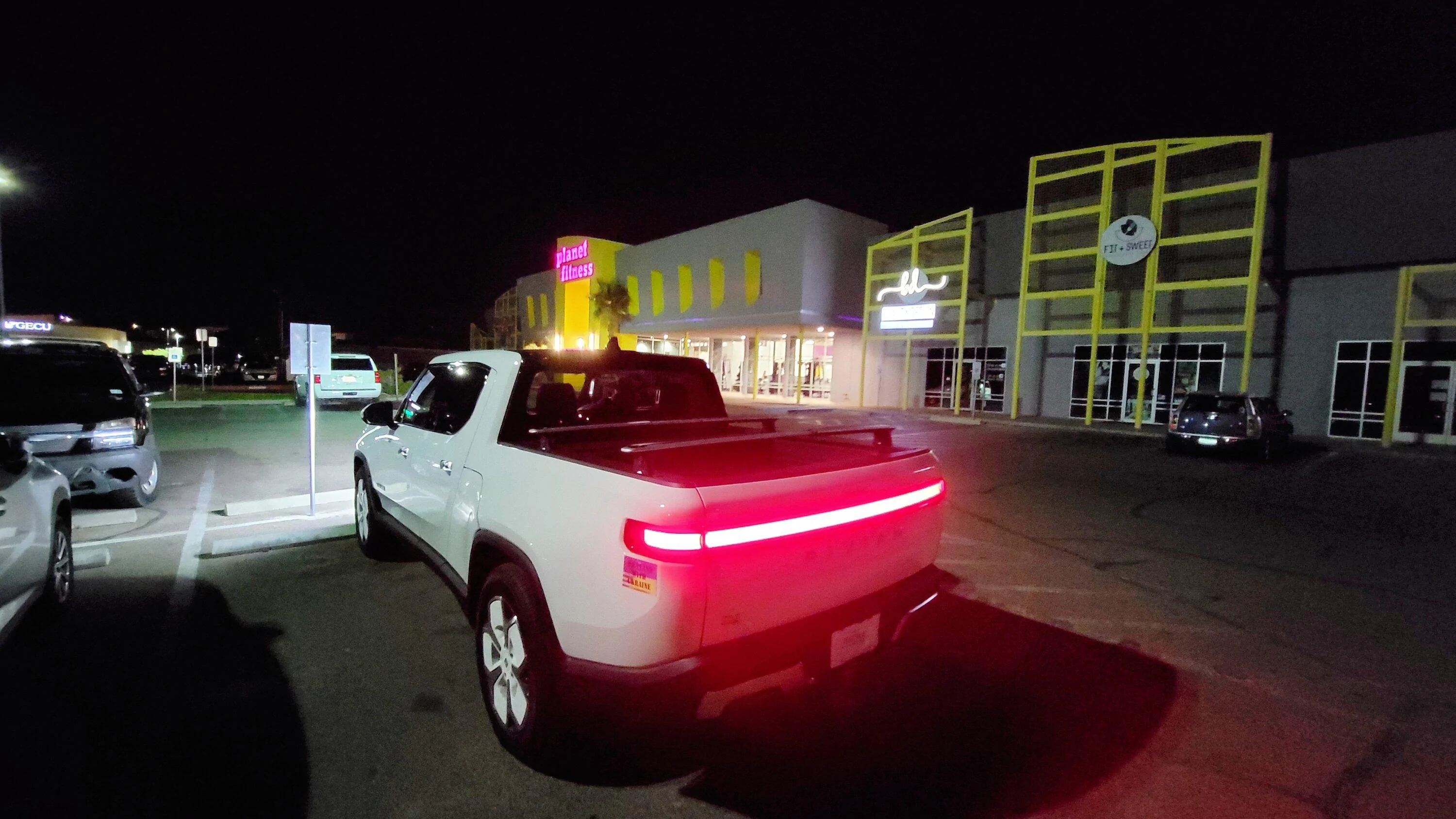 Rivian R1T R1S GLACIER WHITE R1T  Photos 20220608_045434