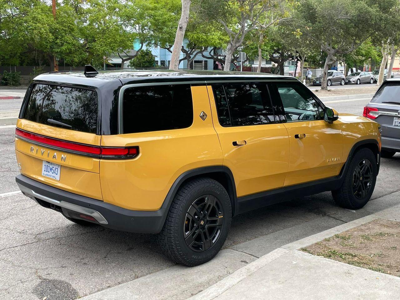 Rivian R1T R1S ? COMPASS YELLOW R1S  Photos Rivian R1S Compass Yellow