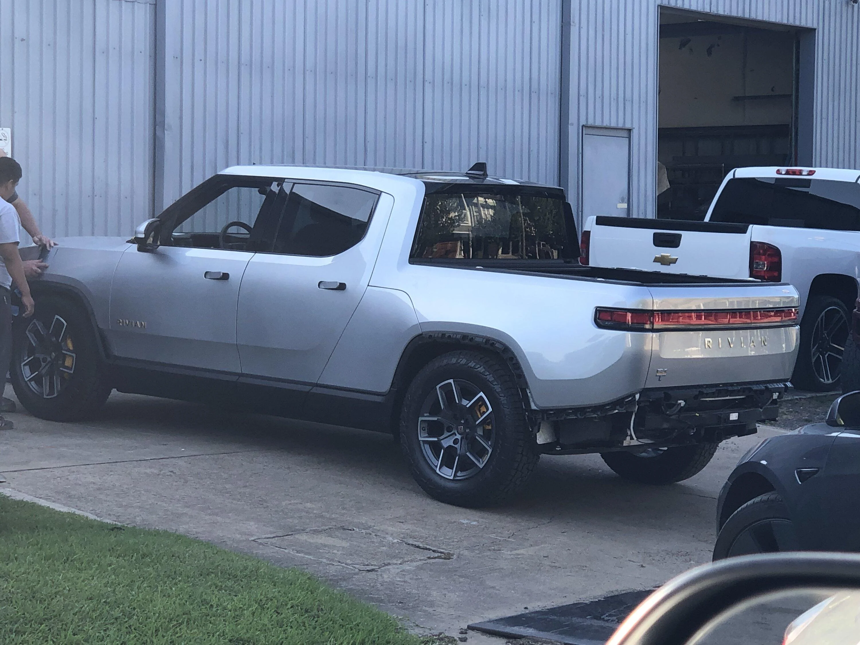 Rivian R1T R1S Tiger stripes in hood paint 2E4BC158-DD1C-40EF-BBF4-9E312E58199E